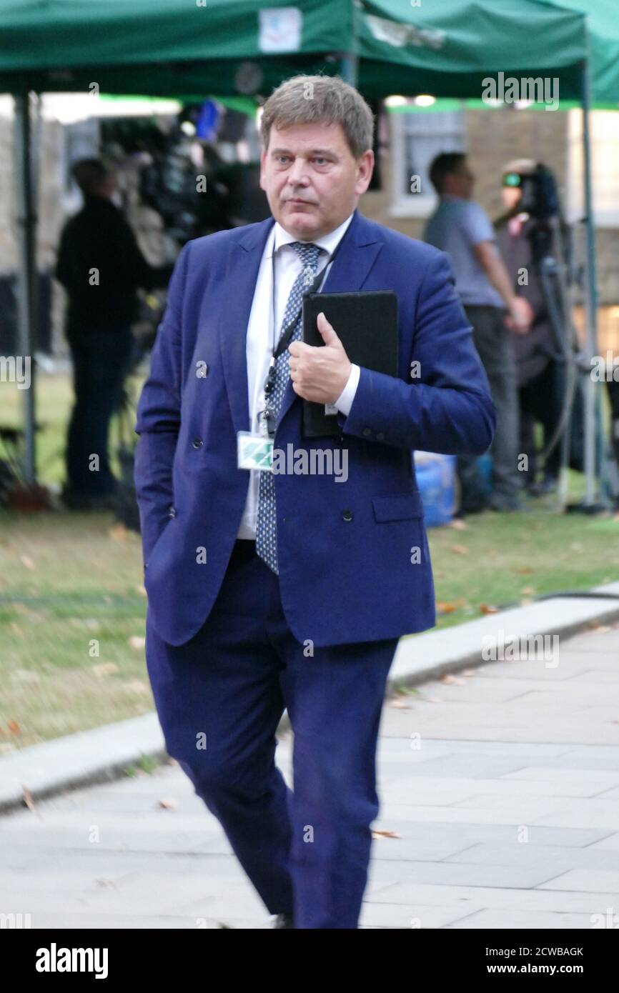 Andrew Bridgen (nato nel 1964) politico e uomo d'affari del Partito conservatore. Dal maggio 2010 è membro del Parlamento (parlamentare) per la circoscrizione del Leicestershire Nord Ovest. Figura di spicco a destra del partito, è un critico a lungo termine dell’Unione europea e ha sostenuto la Brexit nel referendum sull’adesione all’Unione europea del Regno Unito del 2016. È un sostenitore vocale del gruppo euroscettico di pressione congedo significa congedo. Fotografato il 25 maggio 2019 dopo che il Parlamento fu riaperto quando la Prorogazione fu ribaltata. Foto Stock