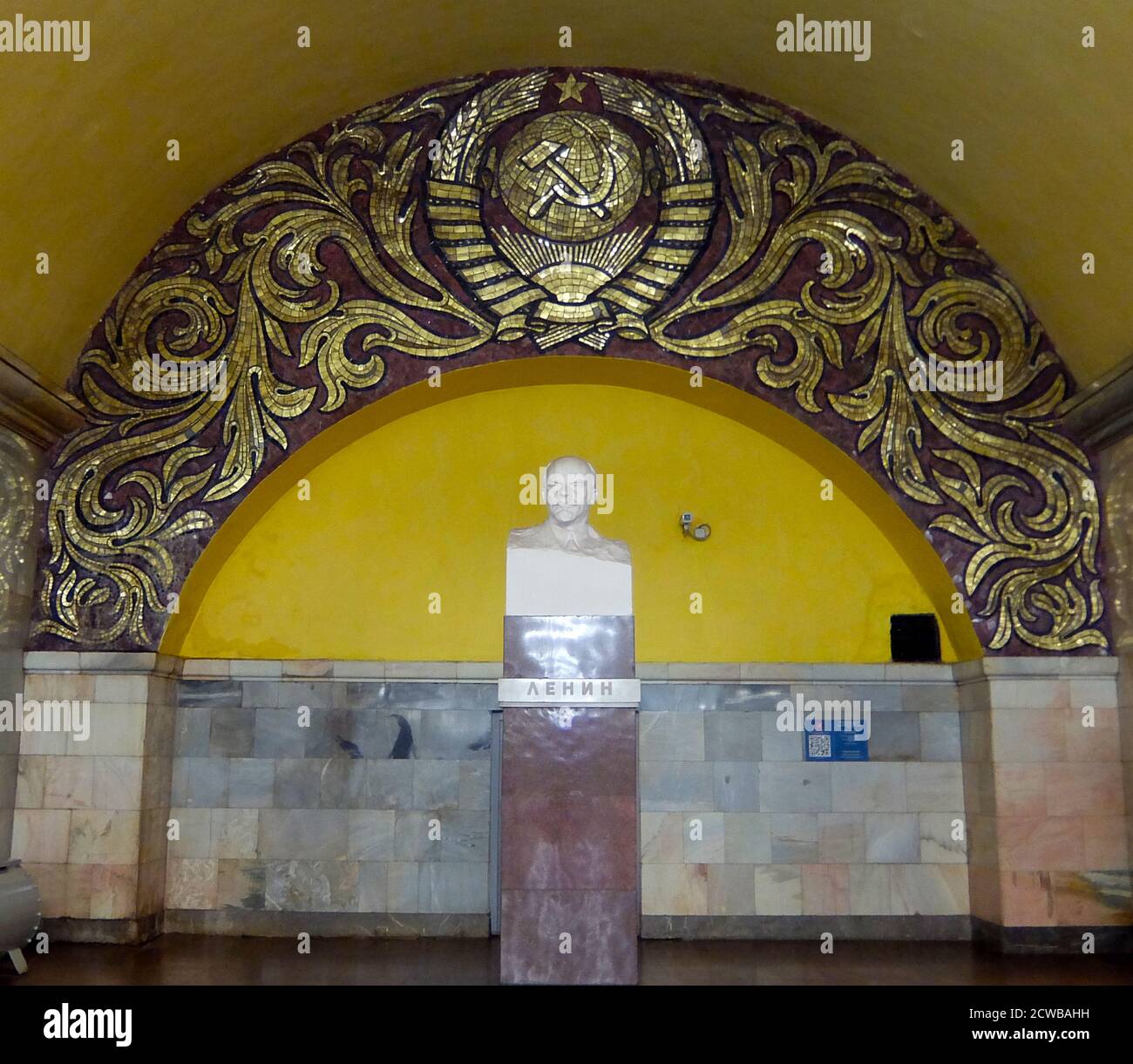 Stazione della metropolitana Komsomolskaya nel quartiere Krasnoselsky, Mosca. La stazione è nota per la sua posizione sotto il più trafficato centro di trasporto di Mosca, Piazza Komsomolskaya. Il primo segmento meridionale della linea Koltsevaya è dedicato alla vittoria sulla Germania nazista, il segmento settentrionale è dedicato al tema del lavoro post-bellico. Komsomolskaya, tuttavia, è una chiara eccezione: Il lead designer Alexey Shchusev lo ha progettato come illustrazione di un discorso storico tenuto da Joseph Stalin il 7 novembre 1941. In questo discorso, Stalin ha evocato i ricordi di Alexander Nevsky, Dmitry Donskoy e altri miti Foto Stock