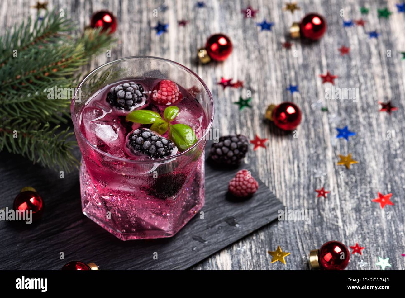 Spumante cocktail alcolico con una mora e basilico Foto Stock