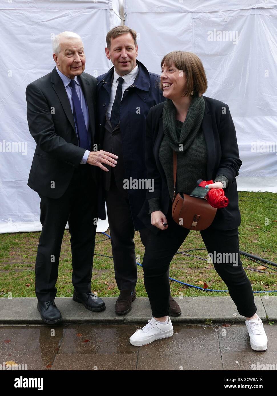 Frank Field, Chris Leslie e Jess Phillips arrivano per interviste ai media dopo il ritorno al parlamento dopo che la proroga è stata annullata dalla Corte Suprema. 25 settembre 2019. . Jess Phillips (nato nel 1981), politico del Partito laburista britannico, membro del Parlamento dal 2015. Frank Field (nato nel 1942), politico britannico che dal 1979 è membro del Parlamento (parlamentare) per Birkenhead, che ha svolto il suo mandato come deputato del Partito laburista fino all'agosto 2018 e successivamente come indipendente. Chris Leslie (nato nel 1972) politico britannico e deputato al Parlamento (parlamentare) per Nottingham Est dal 2010. ministro del Departme Foto Stock
