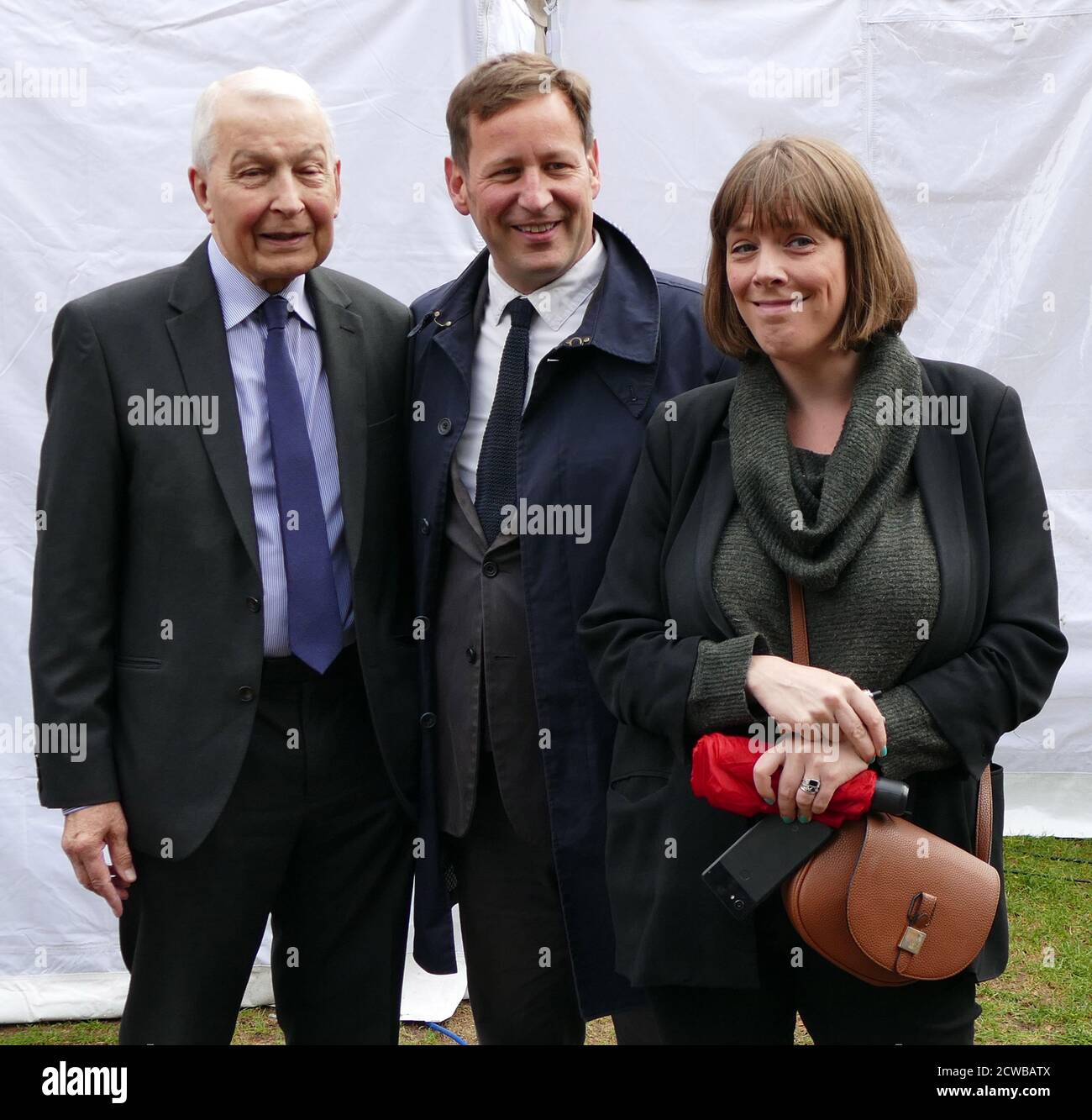 Frank Field, Chris Leslie e Jess Phillips arrivano per interviste ai media dopo il ritorno al parlamento dopo che la proroga è stata annullata dalla Corte Suprema. 25 settembre 2019. . Jess Phillips (nato nel 1981), politico del Partito laburista britannico, membro del Parlamento dal 2015. Frank Field (nato nel 1942), politico britannico che dal 1979 è membro del Parlamento (parlamentare) per Birkenhead, che ha svolto il suo mandato come deputato del Partito laburista fino all'agosto 2018 e successivamente come indipendente. Chris Leslie (nato nel 1972) politico britannico e deputato al Parlamento (parlamentare) per Nottingham Est dal 2010. ministro del Departme Foto Stock