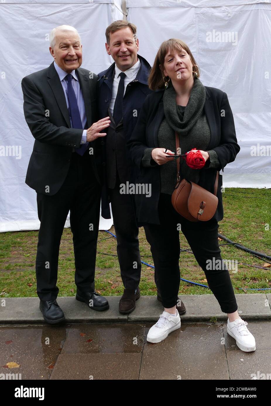 Frank Field, Chris Leslie e Jess Phillips arrivano per interviste ai media dopo il ritorno al parlamento dopo che la proroga è stata annullata dalla Corte Suprema. 25 settembre 2019. . Jess Phillips (nato nel 1981), politico del Partito laburista britannico, membro del Parlamento dal 2015. Frank Field (nato nel 1942), politico britannico che dal 1979 è membro del Parlamento (parlamentare) per Birkenhead, che ha svolto il suo mandato come deputato del Partito laburista fino all'agosto 2018 e successivamente come indipendente. Chris Leslie (nato nel 1972) politico britannico e deputato al Parlamento (parlamentare) per Nottingham Est dal 2010. ministro del Departme Foto Stock