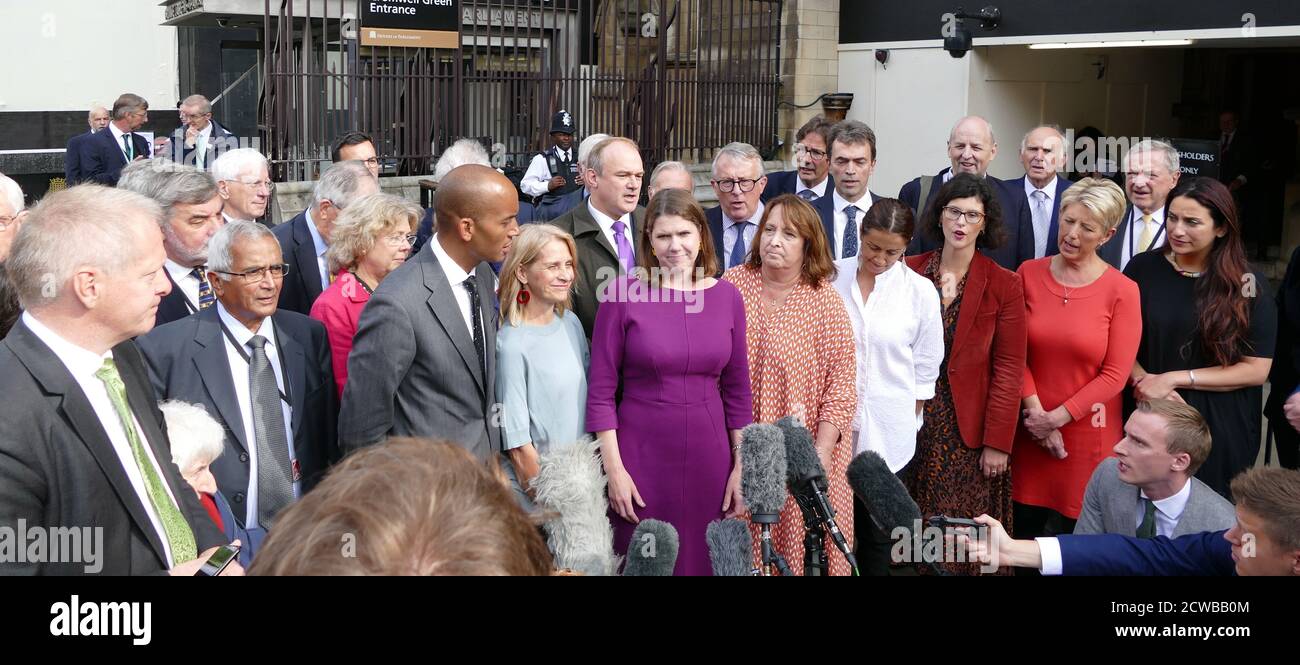 Jo Swinson, leader liberaldemocratico britannico, si rivolge alla stampa dopo il ritorno al Parlamento, dopo che la Corte suprema ha annullato la proroga del Parlamento. 25 settembre 2019. La maggior parte dei parlamentari liberaldemocratici sono presenti in: Dr Phillip Lee, Chuka Umunna, Wera Hobhouse, ed Davey, Christine Jardine, Jane Dodds, Layla Moran, Angela Smith, Lucian Berger, Jamie Stone, vince Cable e Tom Brakes erano presenti. Foto Stock