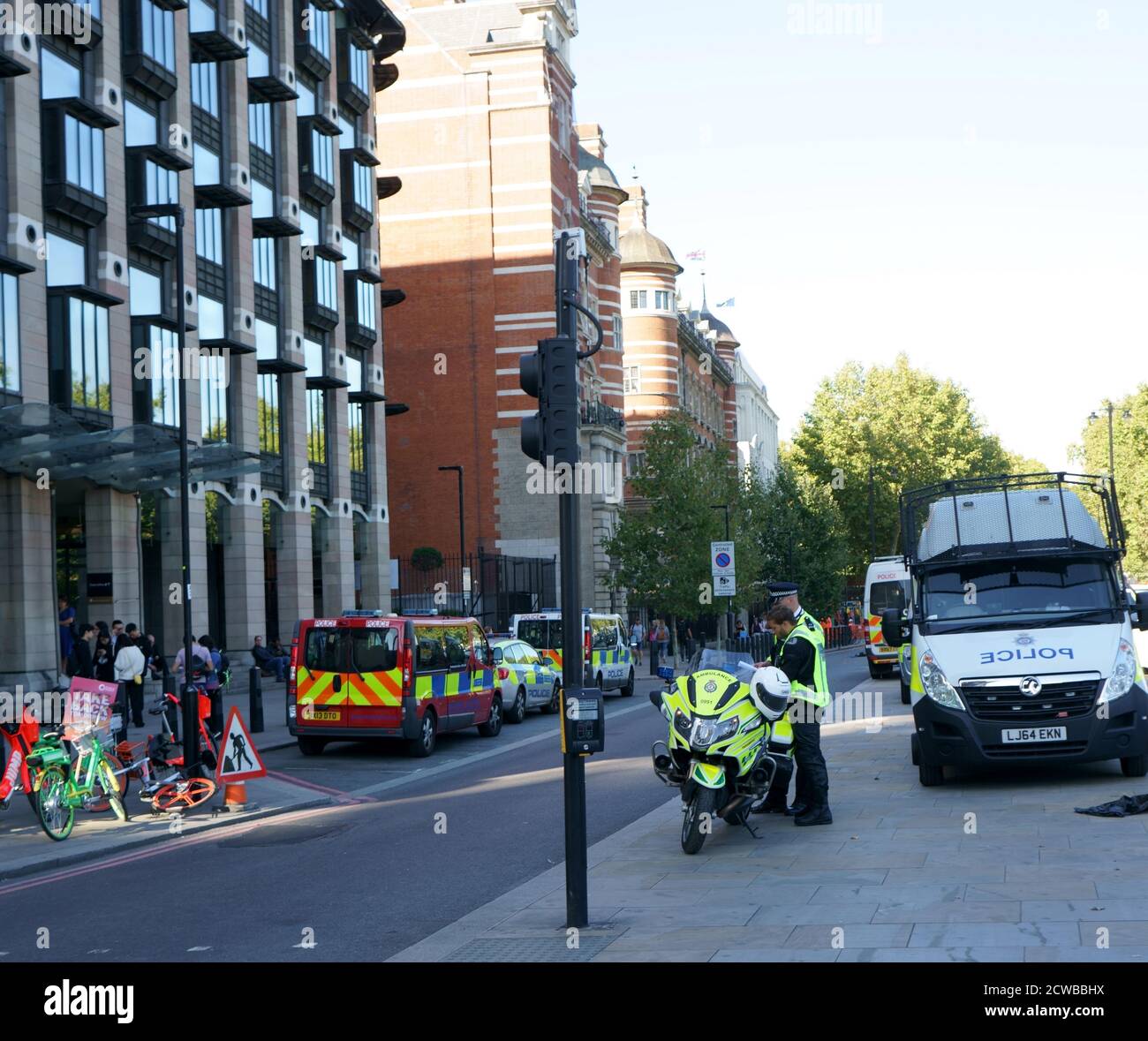 Polizia durante la manifestazione di emergenza climatica a Londra, 26 settembre 2019. Gli scioperi climatici del settembre 2019 (settimana globale per il futuro) sono stati una serie di scioperi e proteste internazionali per chiedere che si intraprendesse un’azione per affrontare il cambiamento climatico. Gli scioperi hanno avuto luogo dal 20-27 settembre. Le proteste si sono svolte in 4,500 sedi in 150 paesi. Foto Stock Polizia durante la manifestazione di emergenza climatica a Londra, 26 settembre 2019. Gli scioperi climatici del settembre 2019 (settimana globale per il futuro) sono stati una serie di scioperi e proteste internazionali per chiedere che si intraprendesse un’azione per affrontare il cambiamento climatico. Gli scioperi hanno avuto luogo dal 20-27 settembre. Le proteste si sono svolte in 4,500 sedi in 150 paesi. Foto Stock