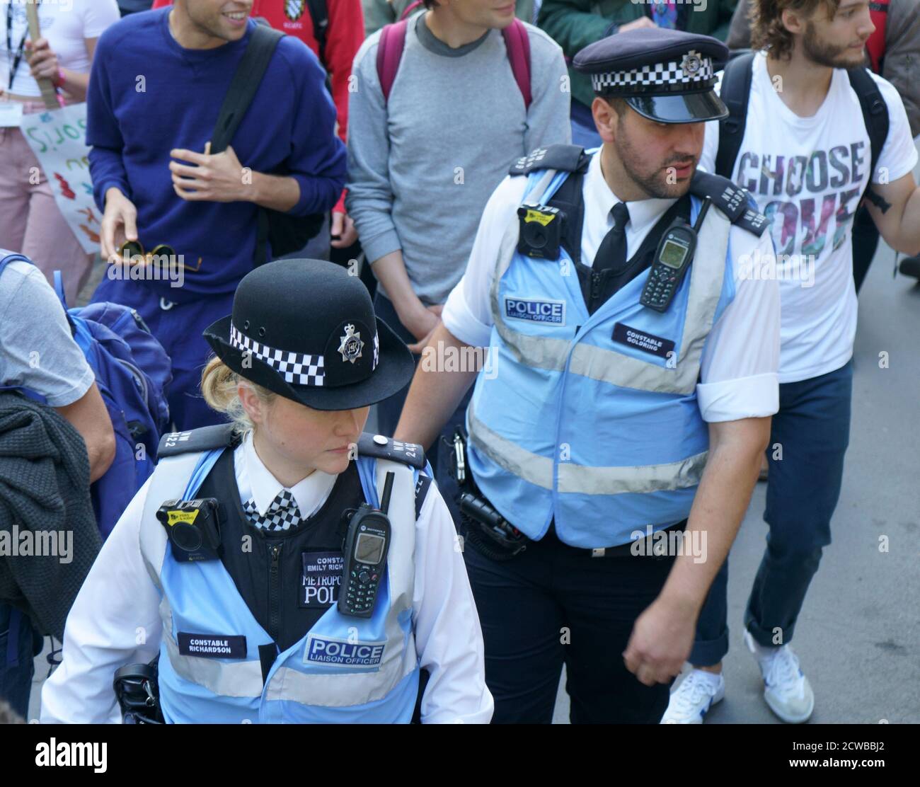 Polizia durante la manifestazione di emergenza climatica a Londra, 26 settembre 2019. Gli scioperi climatici del settembre 2019 (settimana globale per il futuro) sono stati una serie di scioperi e proteste internazionali per chiedere che si intraprendesse un’azione per affrontare il cambiamento climatico. Gli scioperi hanno avuto luogo dal 20-27 settembre. Le proteste si sono svolte in 4,500 sedi in 150 paesi. Foto Stock Polizia durante la manifestazione di emergenza climatica a Londra, 26 settembre 2019. Gli scioperi climatici del settembre 2019 (settimana globale per il futuro) sono stati una serie di scioperi e proteste internazionali per chiedere che si intraprendesse un’azione per affrontare il cambiamento climatico. Gli scioperi hanno avuto luogo dal 20-27 settembre. Le proteste si sono svolte in 4,500 sedi in 150 paesi. Foto Stock