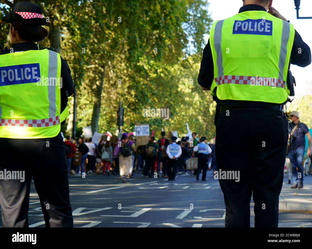 Polizia durante la manifestazione di emergenza climatica a Londra, 26 settembre 2019. Gli scioperi climatici del settembre 2019 (settimana globale per il futuro) sono stati una serie di scioperi e proteste internazionali per chiedere che si intraprendesse un’azione per affrontare il cambiamento climatico. Gli scioperi hanno avuto luogo dal 20-27 settembre. Le proteste si sono svolte in 4,500 sedi in 150 paesi. Foto Stock Polizia durante la manifestazione di emergenza climatica a Londra, 26 settembre 2019. Gli scioperi climatici del settembre 2019 (settimana globale per il futuro) sono stati una serie di scioperi e proteste internazionali per chiedere che si intraprendesse un’azione per affrontare il cambiamento climatico. Gli scioperi hanno avuto luogo dal 20-27 settembre. Le proteste si sono svolte in 4,500 sedi in 150 paesi. Foto Stock