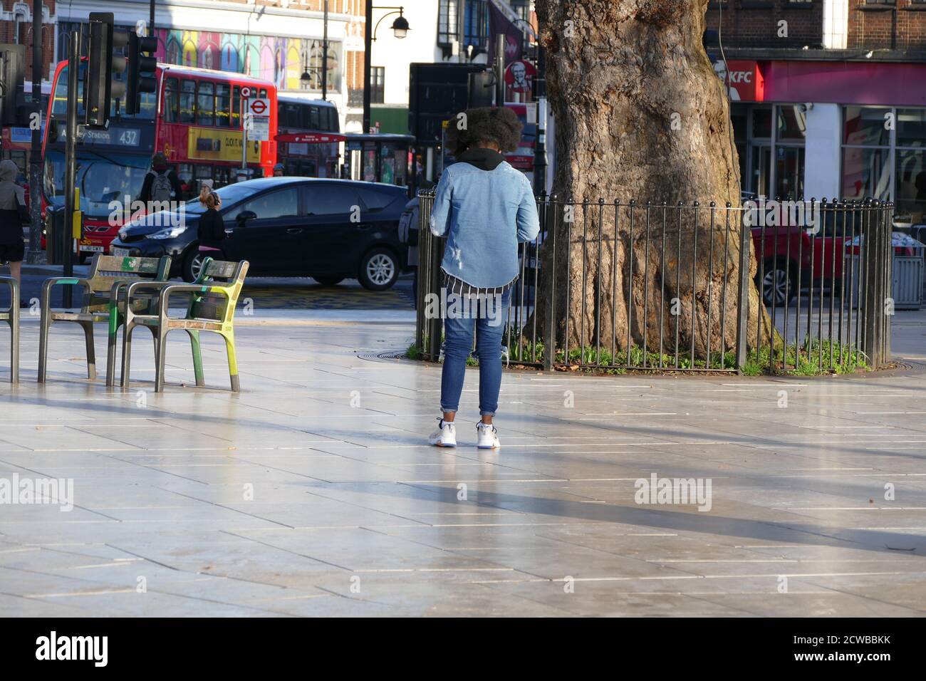 Windrush Square, nel centro di Brixton, a sud di Londra, è stato rinominato per riconoscere l'importante contributo della comunità dei Caraibi africani alla zona, in occasione del 50 ° anniversario dell'arrivo dell'Impero HMT Windrush. Fu la Windrush che nel 1948 portò nel Regno Unito dalla Giamaica il primo grande gruppo di migranti dell'India occidentale del dopoguerra Foto Stock