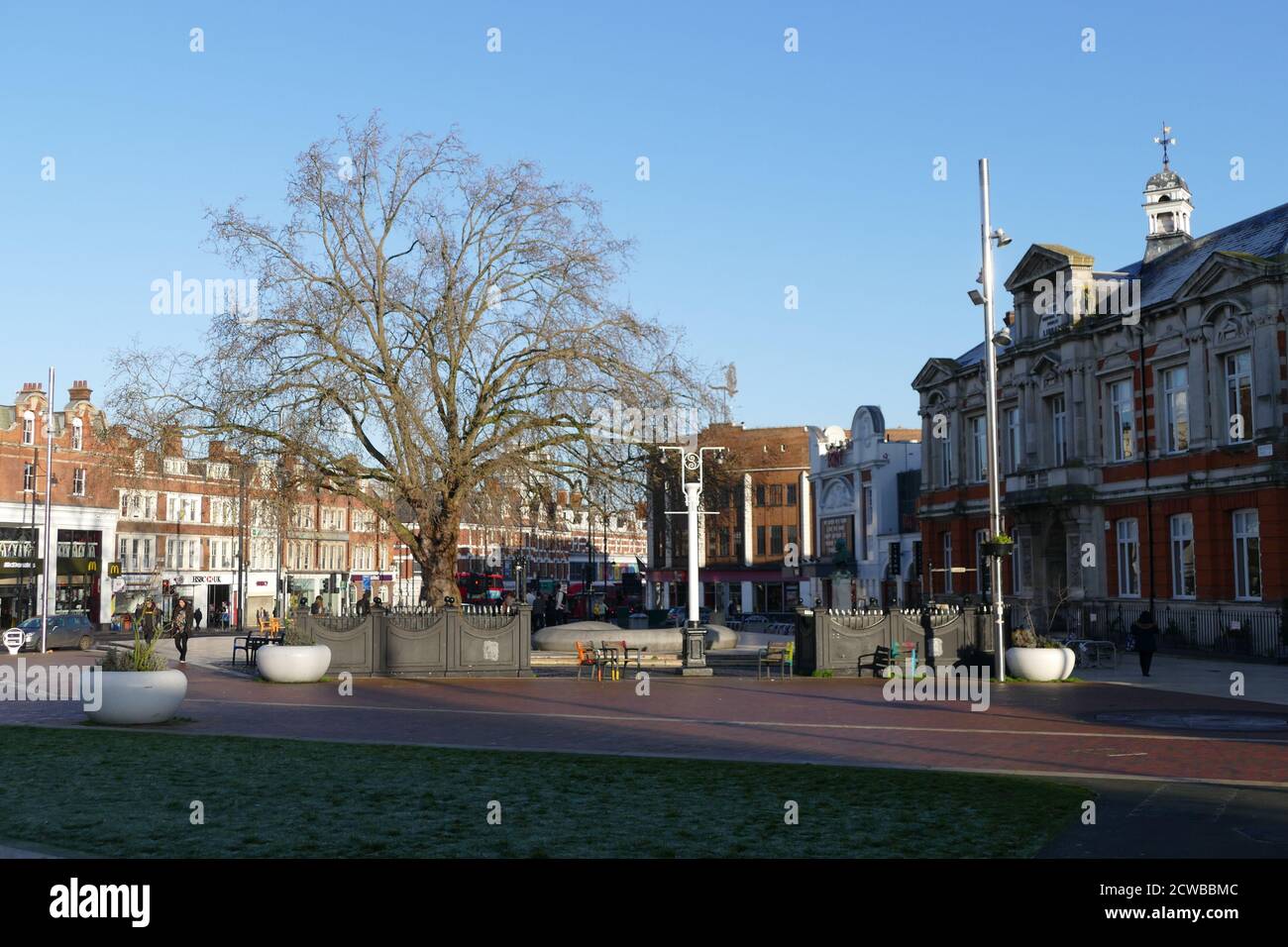 Windrush Square, nel centro di Brixton, a sud di Londra, è stato rinominato per riconoscere l'importante contributo della comunità dei Caraibi africani alla zona, in occasione del 50 ° anniversario dell'arrivo dell'Impero HMT Windrush. Fu la Windrush che nel 1948 portò nel Regno Unito dalla Giamaica il primo grande gruppo di migranti dell'India occidentale del dopoguerra Foto Stock