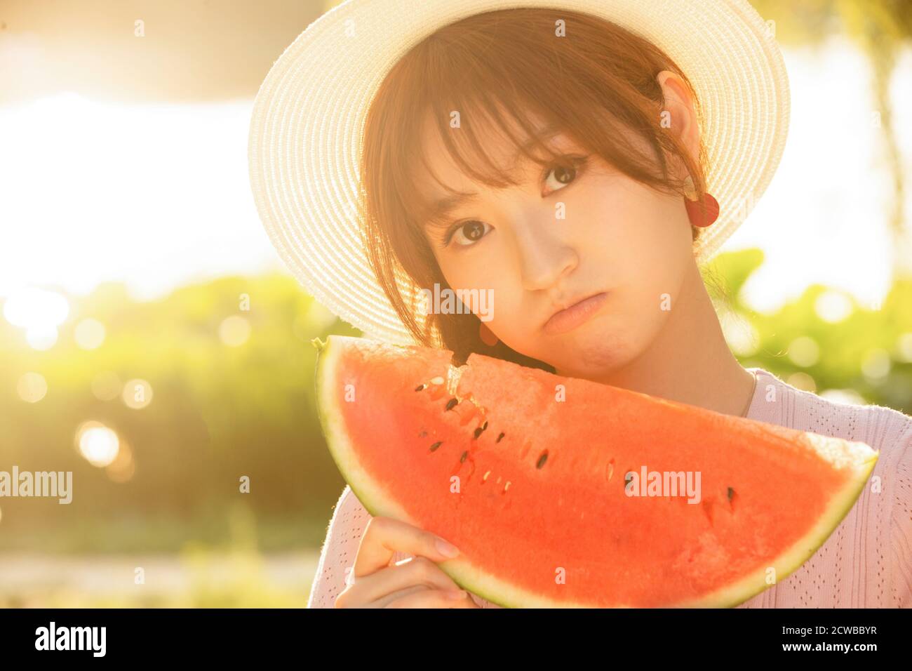 Tenendo anguria giovane donna Foto Stock