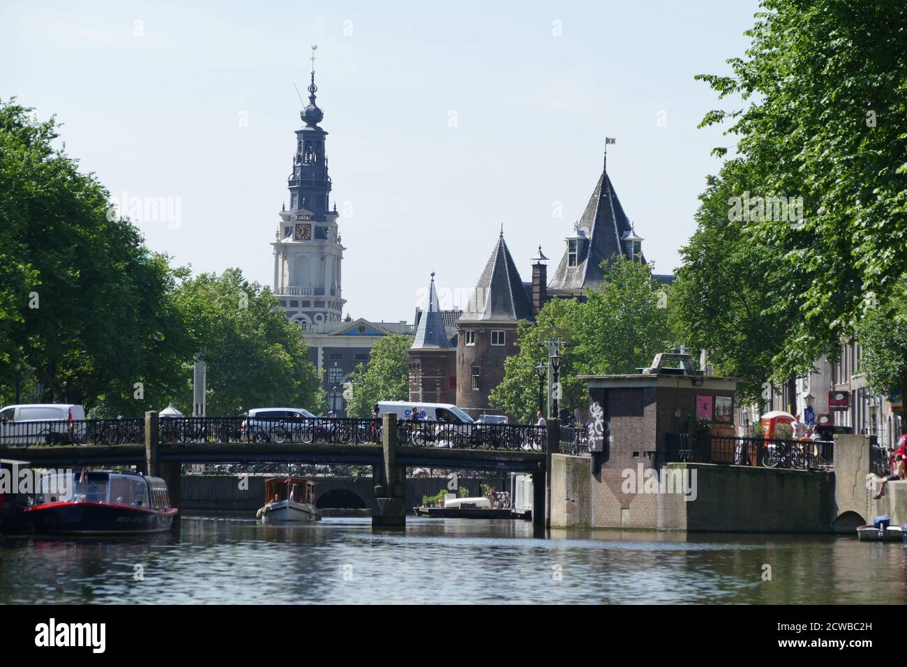 I canali di Amsterdam, Paesi Bassi, sono utilizzati per il trasporto di persone, turisti e forniture. Foto Stock