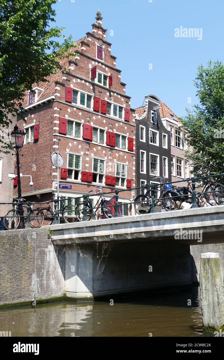Case mercanti del 17 ° secolo ad Amsterdam, Paesi Bassi. 2020 Foto Stock