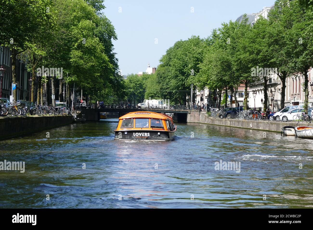 I canali di Amsterdam, Paesi Bassi, sono utilizzati per il trasporto di persone, turisti e forniture. Foto Stock