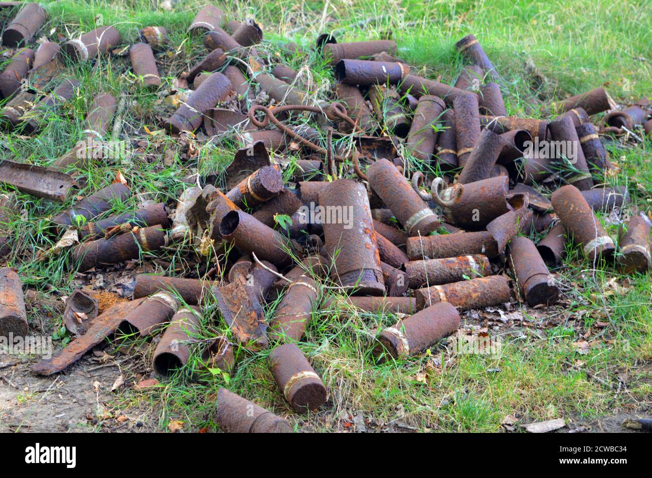 Resti di armi di prima guerra mondiale in un campo di battaglia in Belgio. 2020 Foto Stock
