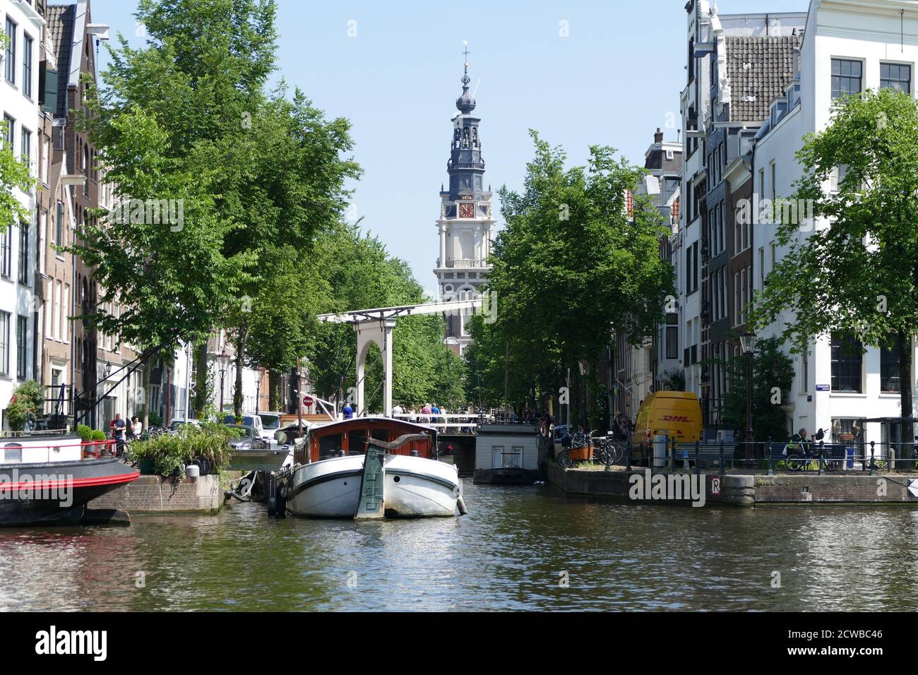 I canali di Amsterdam, Paesi Bassi, sono utilizzati per il trasporto di persone, turisti e forniture. Foto Stock