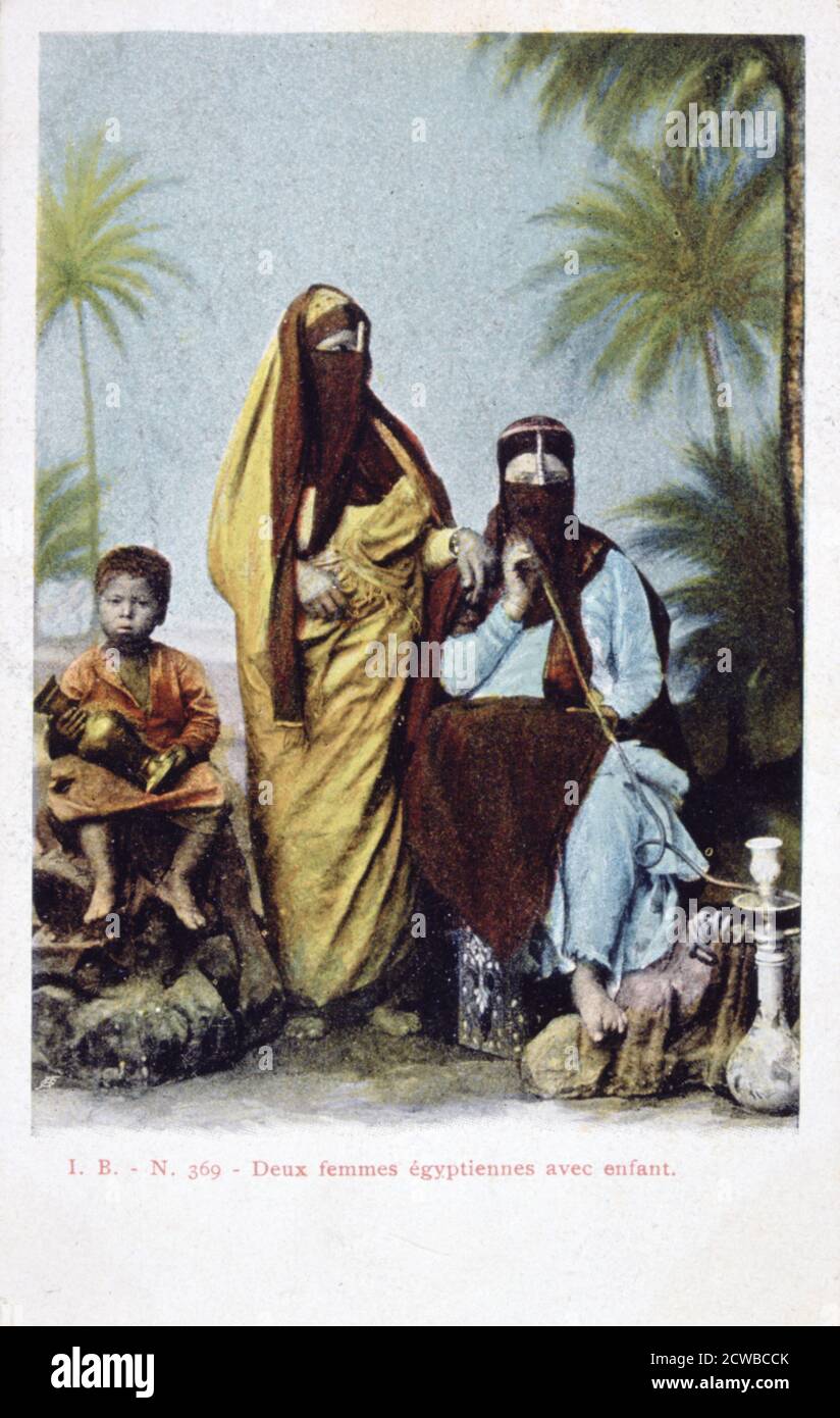 Una cartolina francese d'epoca, c1900 di un artista sconosciuto intitolato 'Donne egiziane e bambino'. Foto Stock