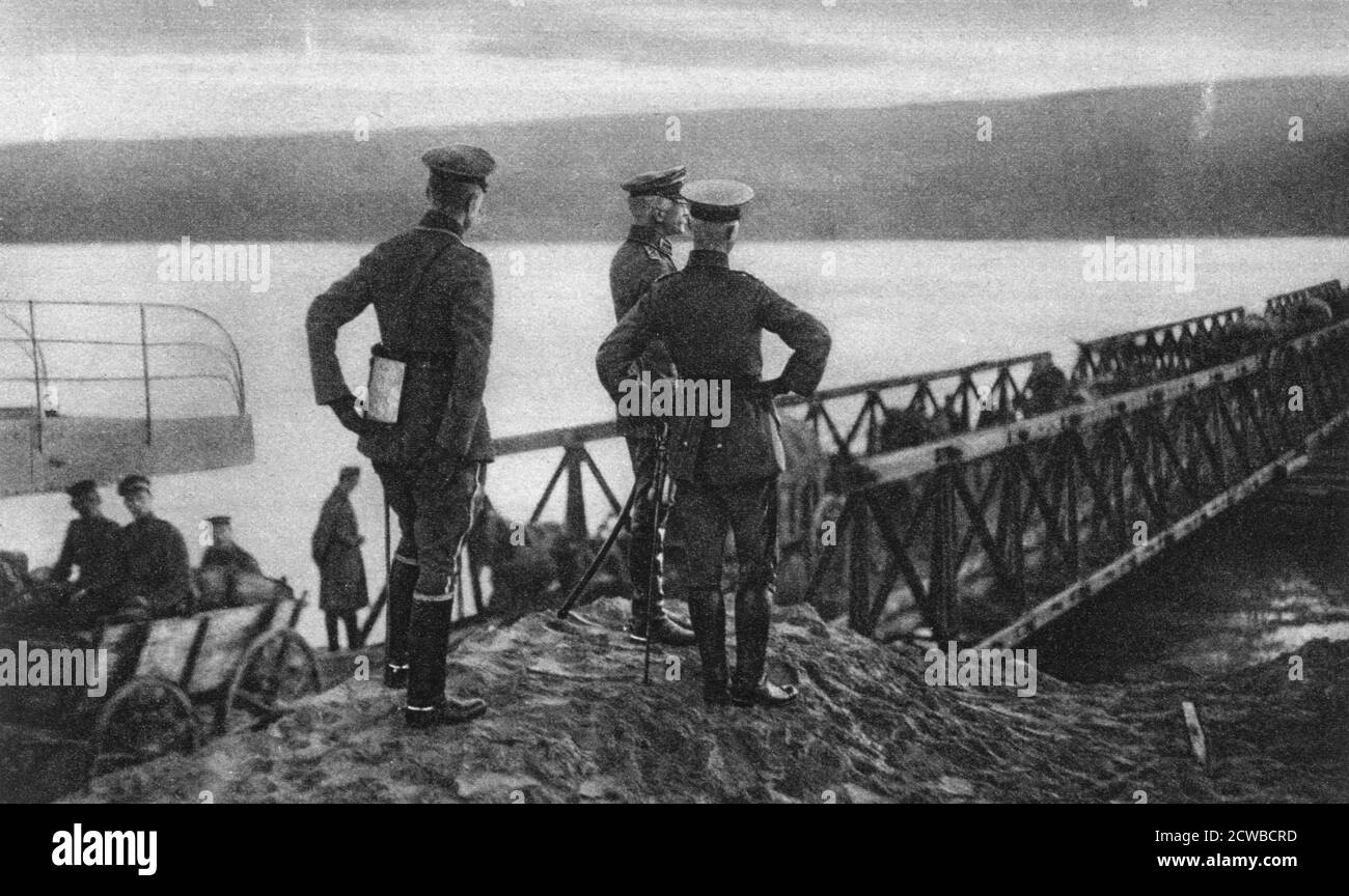 L'esercito di Mackensen che attraversa il Danubio, Romania, prima guerra mondiale, 1916. Il maresciallo di campo von Mackensen, comandante dell'esercito tedesco del Danubio, sul lato rumeno del fiume, guardando le sue truppe attraversare un ponte di pontile. Una fotografia di Der Grosse Krieg a Bildern e il fotografo è sconosciuto. Foto Stock