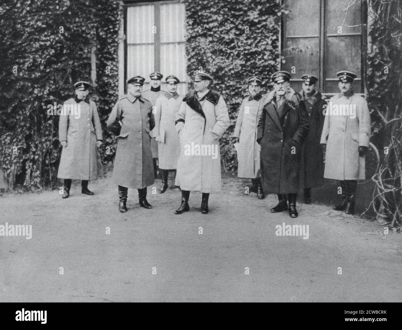 Il generale Alexander von Kluck e altri ufficiali, prima guerra mondiale, 1915. Kluck (1846-1934) comandò la prima Armata tedesca nell'invasione della Francia nel 1914. Il suo esercito era a 13 miglia da Parigi quando la vittoria francese alla prima battaglia della Marna fermò l'avanzata tedesca. Ha subito una grave ferita alle gambe nel marzo 1915 e si è ritirato dal servizio attivo l'anno successivo. Una fotografia di Der Grosse Krieg a Bildern. Il fotografo è sconosciuto. Foto Stock