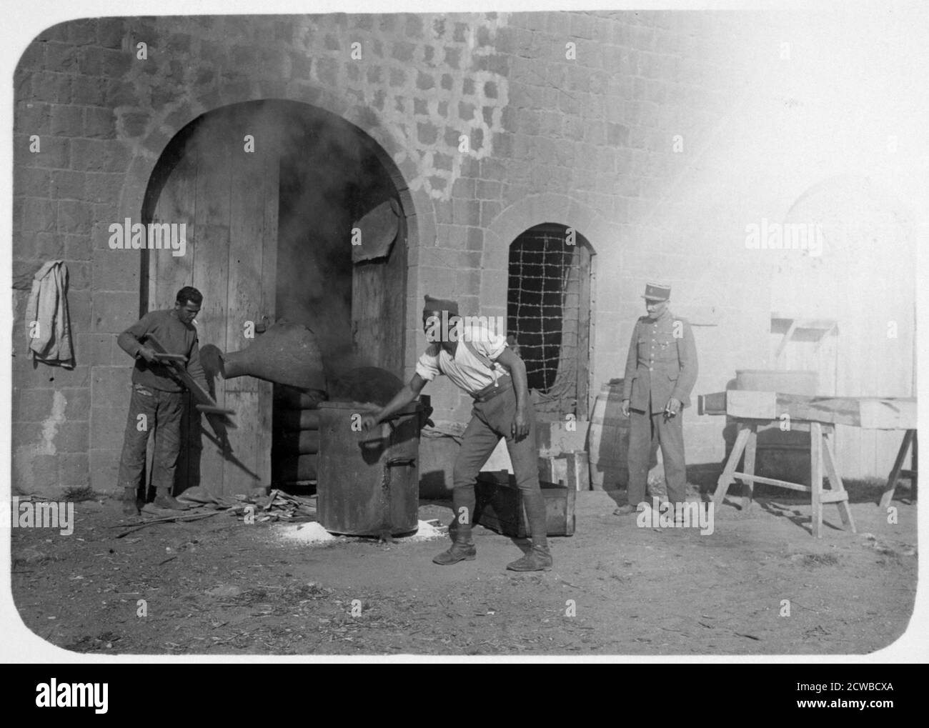 Soldati della Legione straniera francese, Siria, 20 ° secolo. La Legione straniera francese fu fondata nel 1831 come unità d'élite di volontari stranieri. La funzione principale della Legione nel XIX e all'inizio del XX secolo fu l'espansione e la protezione dei territori d'oltremare francesi. La Siria fu governata dalla Francia tra le due guerre mondiali secondo i termini di un mandato della Lega delle Nazioni. L'artista è sconosciuto. Foto Stock