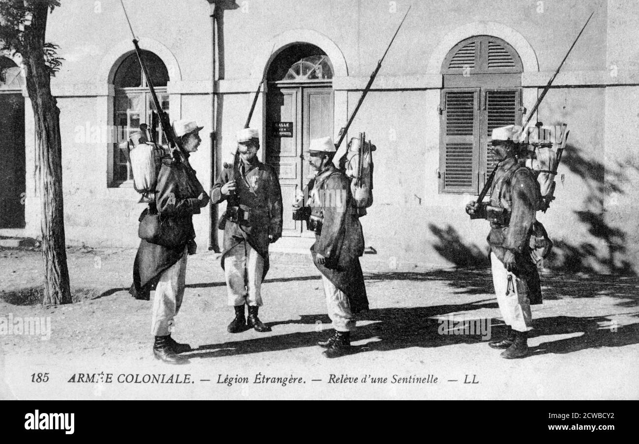 Il cambio della Guardia, la Legione straniera francese, c1910. La Legione straniera francese fu fondata nel 1831 come unità d'élite di volontari stranieri. La funzione principale della Legione nel XIX e all'inizio del XX secolo fu l'espansione e la protezione dei territori d'oltremare francesi. Cartolina francese. L'artista è sconosciuto. Foto Stock