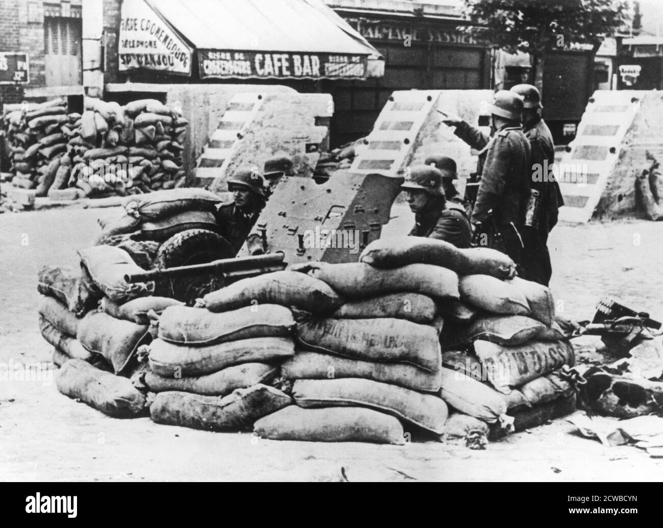 Soldati tedeschi con la barricata francese catturata, vicino a Parigi, giugno 1940. Le prime truppe tedesche entrarono a Parigi, dichiarata città aperta dal governo francese, il 14 giugno. Il fotografo è sconosciuto. Foto Stock