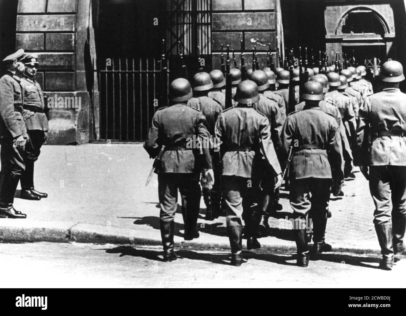 Cambio della guardia presso la sede tedesca a Parigi occupata, giugno 1940. Parigi si arrese agli invasori nazisti il 14 giugno 1940. Il fotografo è sconosciuto. Foto Stock