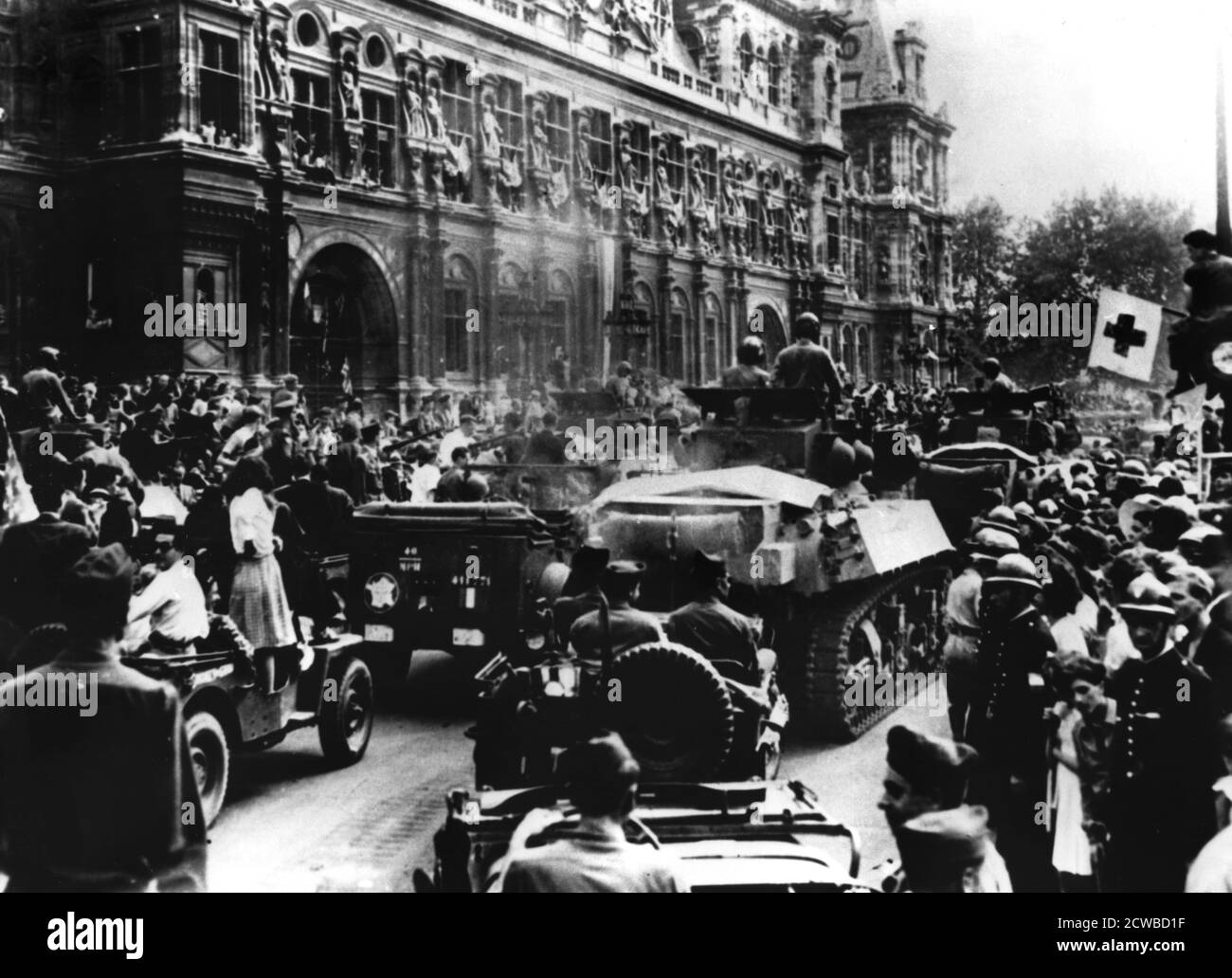 Liberazione di Parigi, 25 agosto 1944. Le folle si allineano a Place de l'Hotel de Ville per vedere le truppe alleate passare il giorno in cui le forze tedesche si arresero. Il fotografo è sconosciuto. Foto Stock