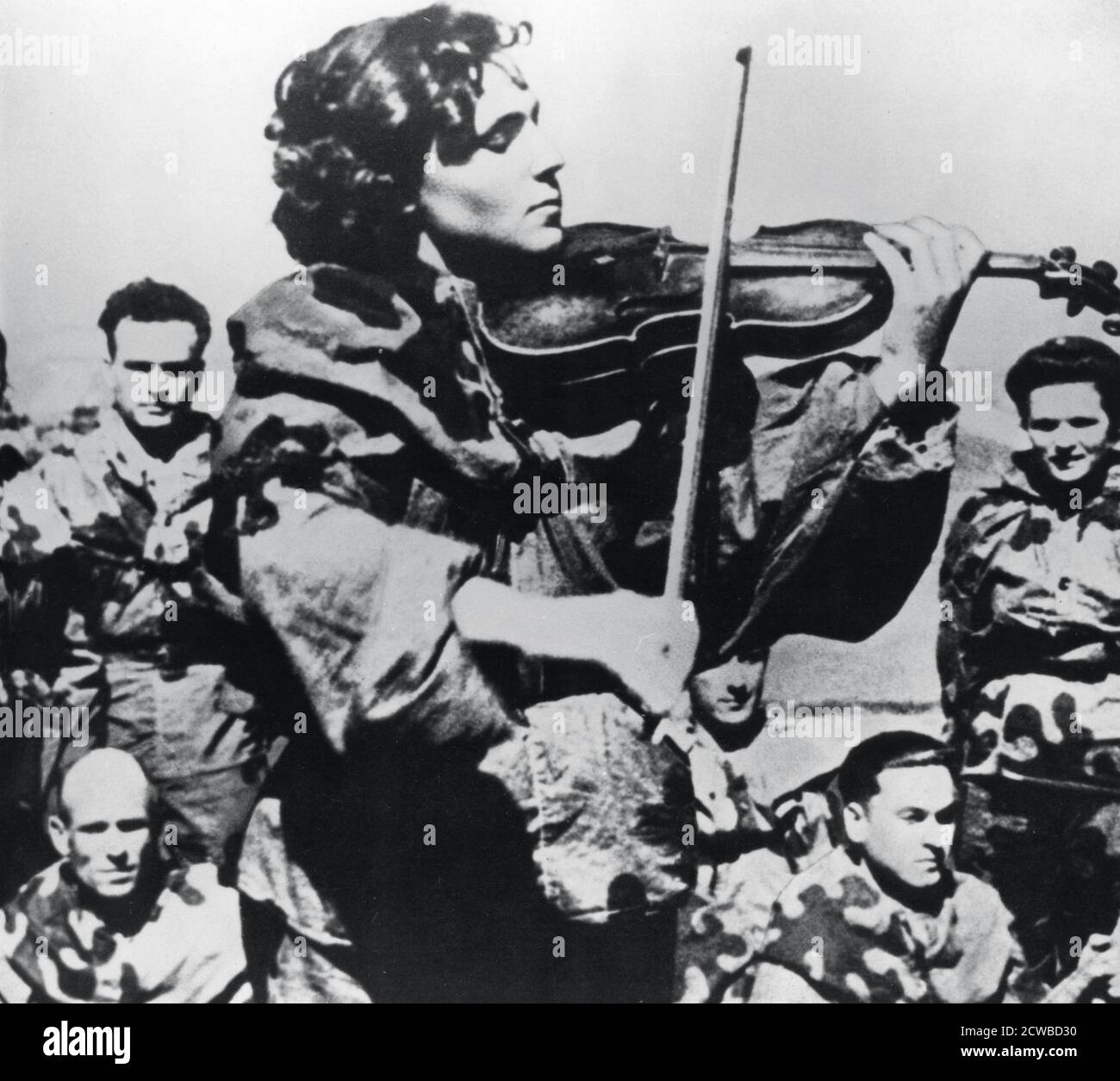 Infermiera dell'esercito russo che suona un violino, fronte orientale, 1944. Tonia Magdanskaya intrattenere le truppe durante una pausa nei combattimenti. Il fotografo è sconosciuto. Foto Stock