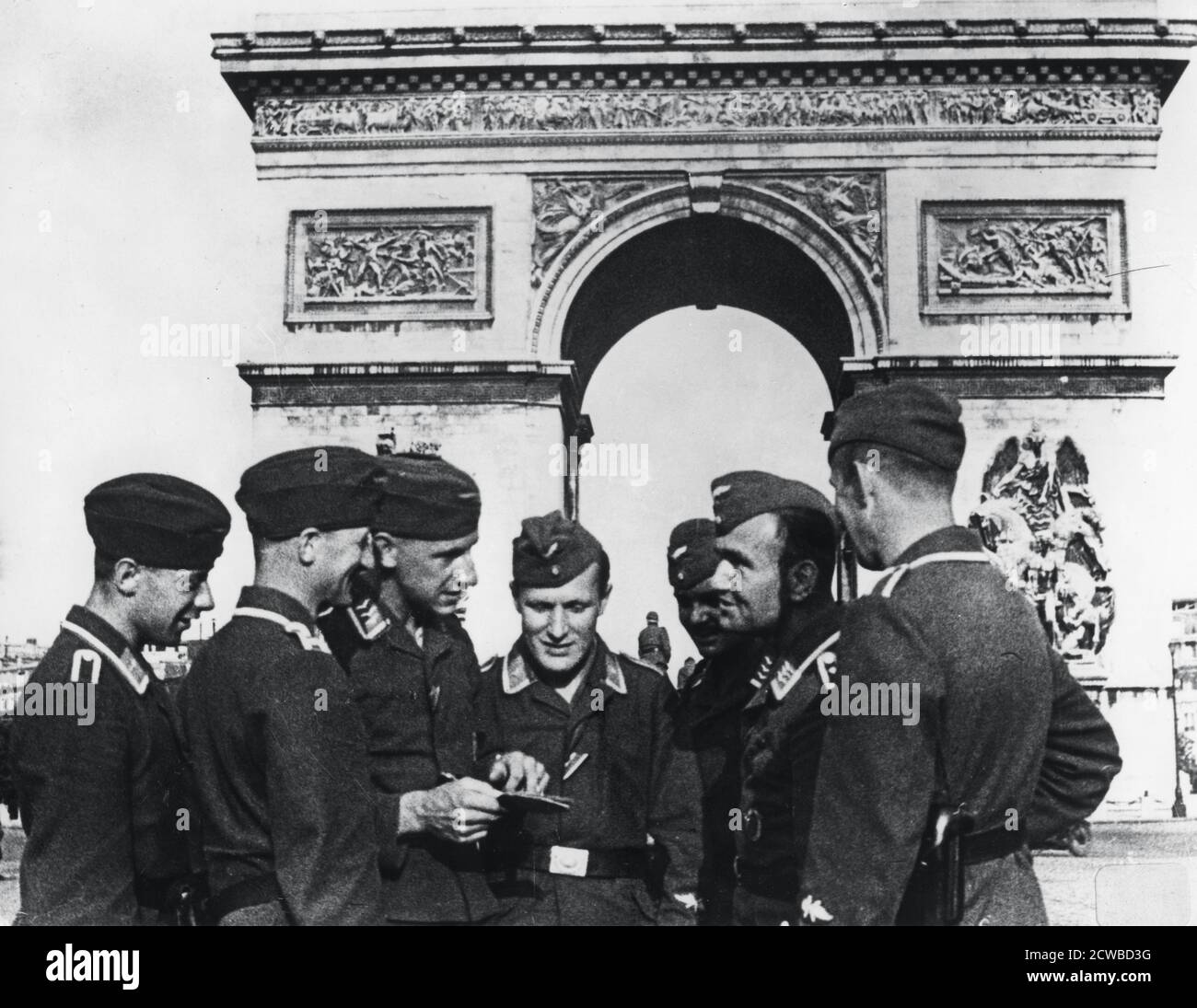 Occupazione delle truppe tedesche all'Arco di Trionfo, Parigi, giugno 1940. La città cadde nell'esercito tedesco invasore il 14 giugno. Il fotografo è sconosciuto. Foto Stock