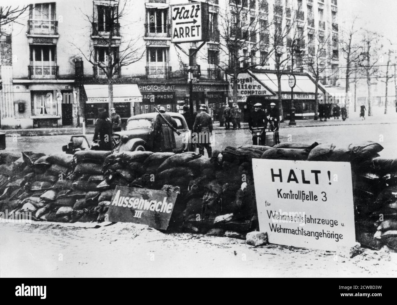 Checkpoint tedesco, occupato Parigi, 1940-1944. Durante l'occupazione, la libertà di circolazione dei cittadini di Parigi è stata limitata perché sono stati sottoposti a controlli dei loro veicoli e documenti. Il fotografo è sconosciuto. Foto Stock