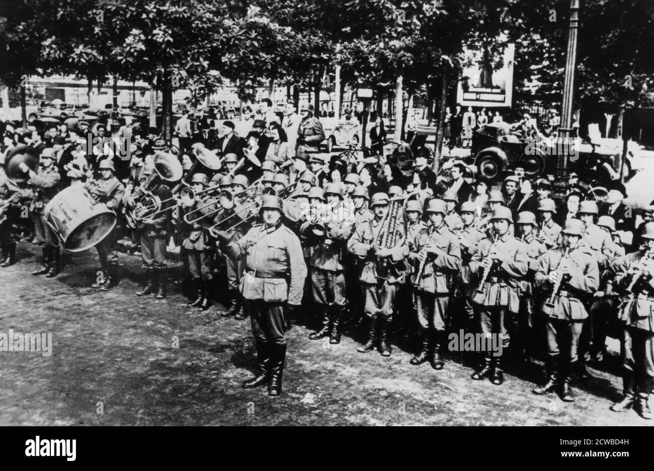 Banda militare tedesca alla parata sulla Place de l'Etoile, Parigi, giugno 1940. I tedeschi entrarono a Parigi il 14 giugno. Il fotografo è sconosciuto. Foto Stock