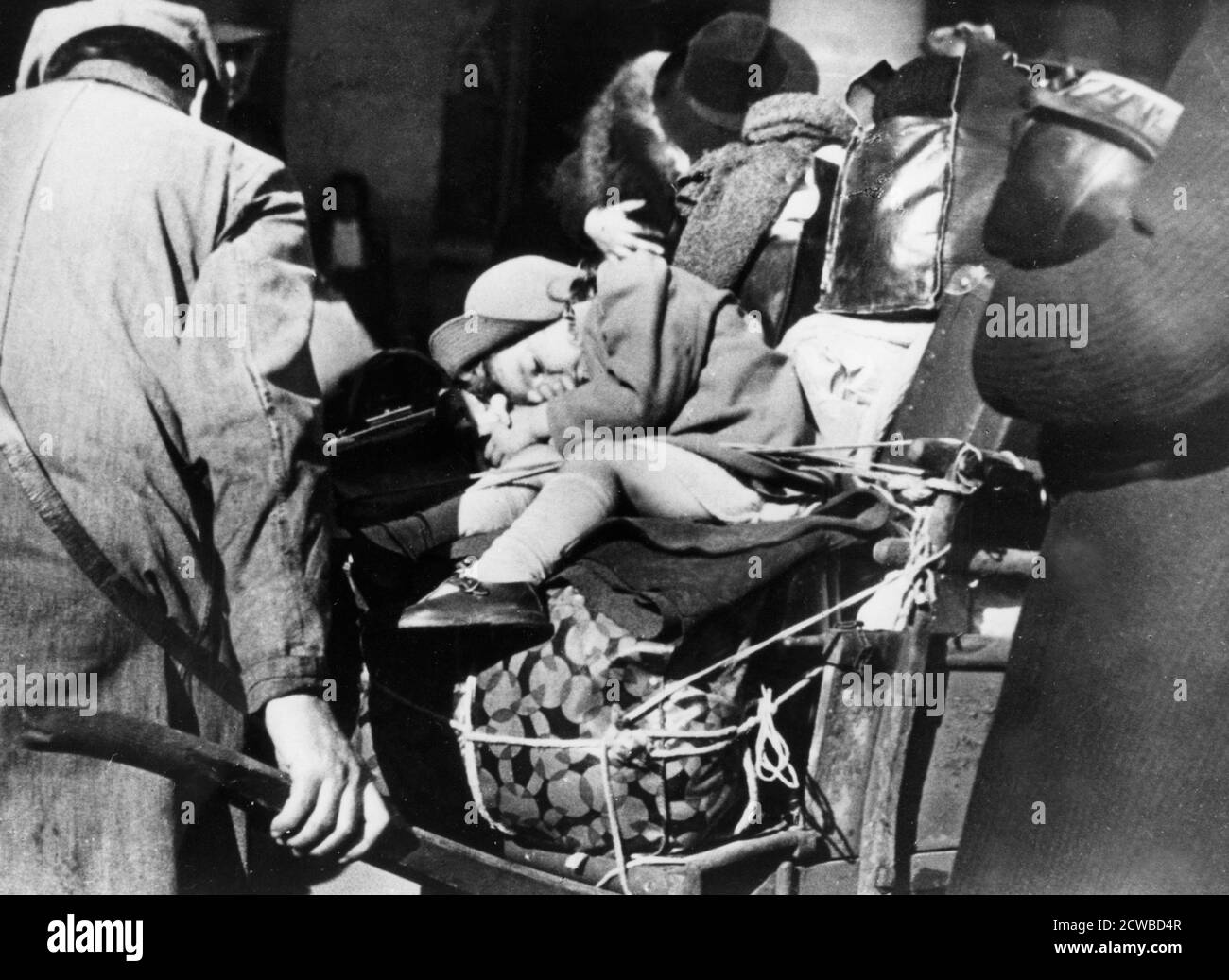 Rifugiati con i loro bagagli alla Gare de l'Est, Parigi, 1940 agosto. Le persone che erano fuggiti dagli invasori tedeschi si preparavano a tornare a casa dopo la sconfitta della Francia. Il fotografo è sconosciuto. Foto Stock