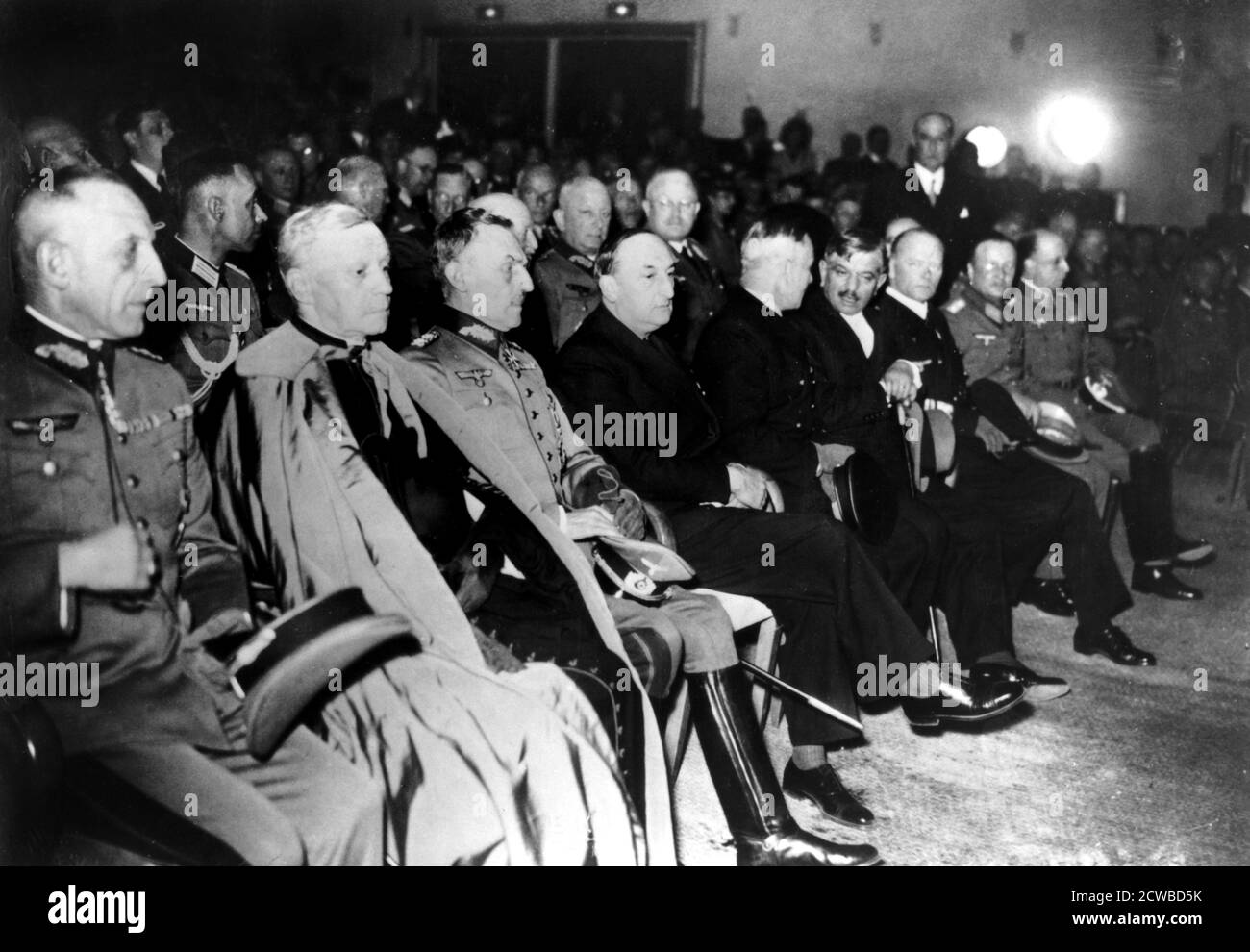 Inaugurazione della "Nuova esposizione europea", Parigi, 30 maggio 1941. Tra i dignitari presenti vi sono il generale tedesco von Barkhausen (a sinistra), il cardinale Suhard, arcivescovo di Parigi (2° a sinistra), l'ambasciatore di Vichy all'Alto comando tedesco a Parigi Fernand de Brinon (4° da sinistra) e Pierre Laval, vice Premier di Vichy France (6° da sinistra). Il fotografo è sconosciuto. Foto Stock