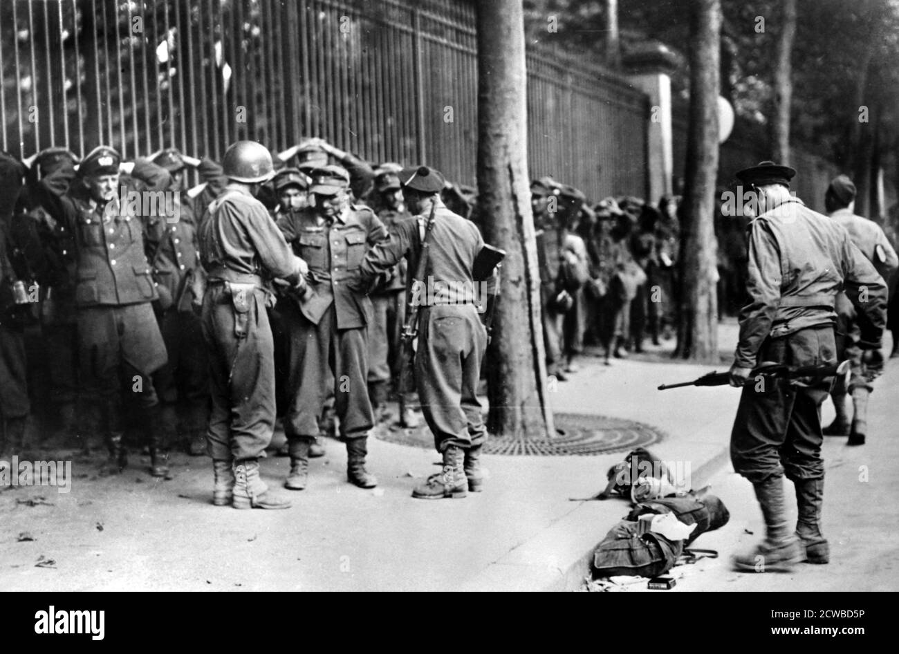 Prigionieri tedeschi catturati durante la liberazione di Parigi, agosto 1944. I prigionieri si sono schierati di fronte alle ringhiere all'esterno del Jardin du Luxembourg. Il fotografo è sconosciuto. Foto Stock