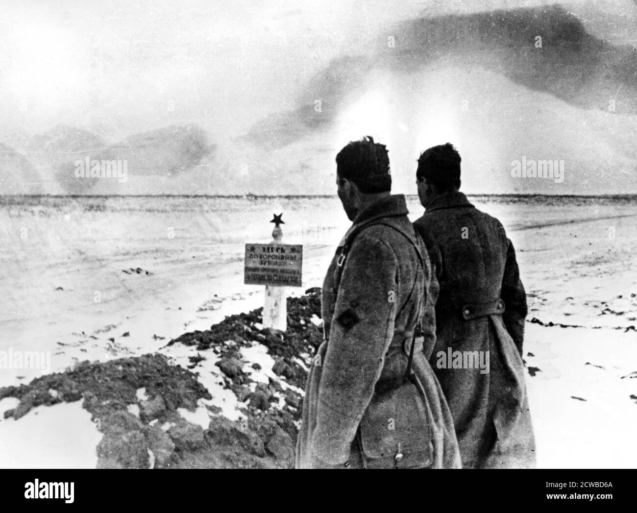 Tomba di massa dei soldati russi, fronte di Stalingrado, Russia, gennaio 1943. Combattuta tra l'agosto 1942 e il febbraio 1943, la battaglia di Stalingrado fu una delle più sanguinose della storia, 750,000 soldati russi furono uccisi, feriti o catturati e più di 40,000 civili morirono. Sul lato dell'asse, 740,000 sono stati uccisi o feriti e 110,000 sono stati detenuti. La sconfitta a Stalingrado fu un'inversione da cui la Germania nazista alla fine non fu in grado di riprendersi. Il fotografo è sconosciuto. Foto Stock