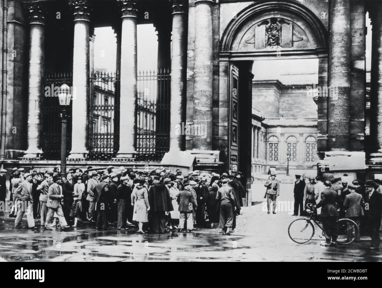 Coda al di fuori del Bureau of Information istituito per i civili nella Camera dei deputati, Parigi occupata dalla Germania, luglio 1940. Il fotografo è sconosciuto. Foto Stock