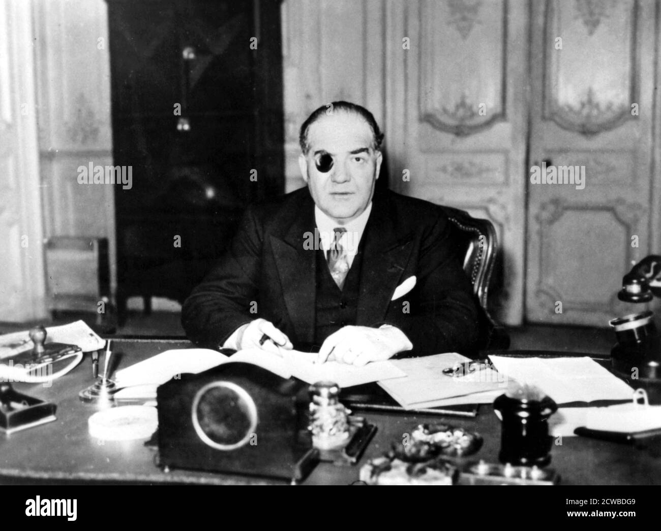 Xavier Vallat, Commissario francese per le interrogazioni ebraiche di Vichy, Francia, aprile 1941. Vallat è stato nominato capo del Commissariato generale per le questioni ebraiche, l'organismo responsabile dell'attuazione delle leggi antisemite del regime di Vichy, nel marzo 1941. Vichy France cooperò con entusiasmo con i piani nazisti per lo sterminio degli ebrei. Circa 76,000 ebrei francesi furono arrotondati e inviati ai campi di concentramento tra il 1942 e il 1944, con solo 2500 sopravvissuti. Vallat è stato licenziato come Commissario generale nel maggio 1942 per la sua critica al rifiuto dei nazisti di liberare la Francia Foto Stock