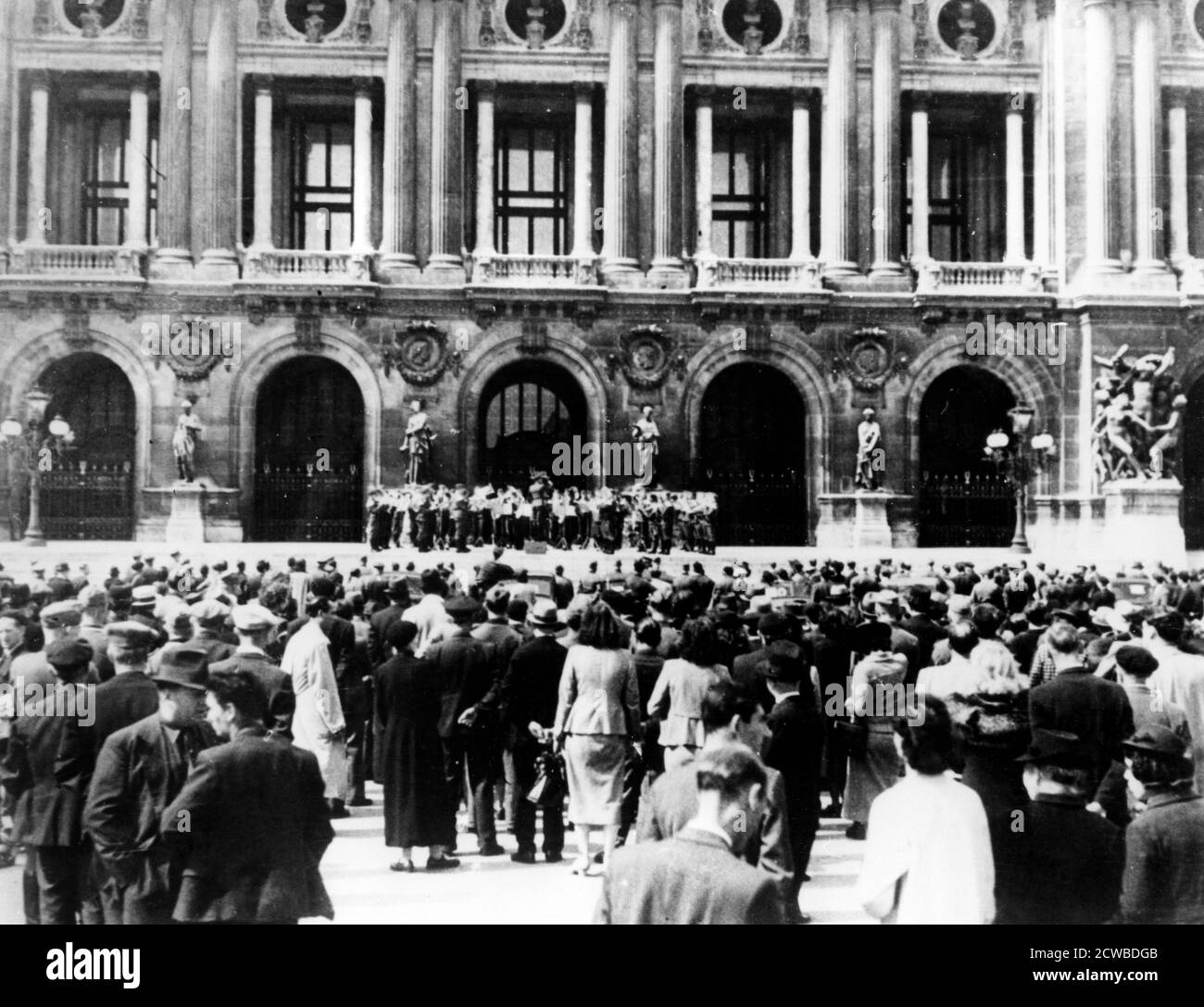 Banda militare tedesca che dà un concerto, occupato Parigi, 1940-1944. Il fotografo è sconosciuto. Foto Stock