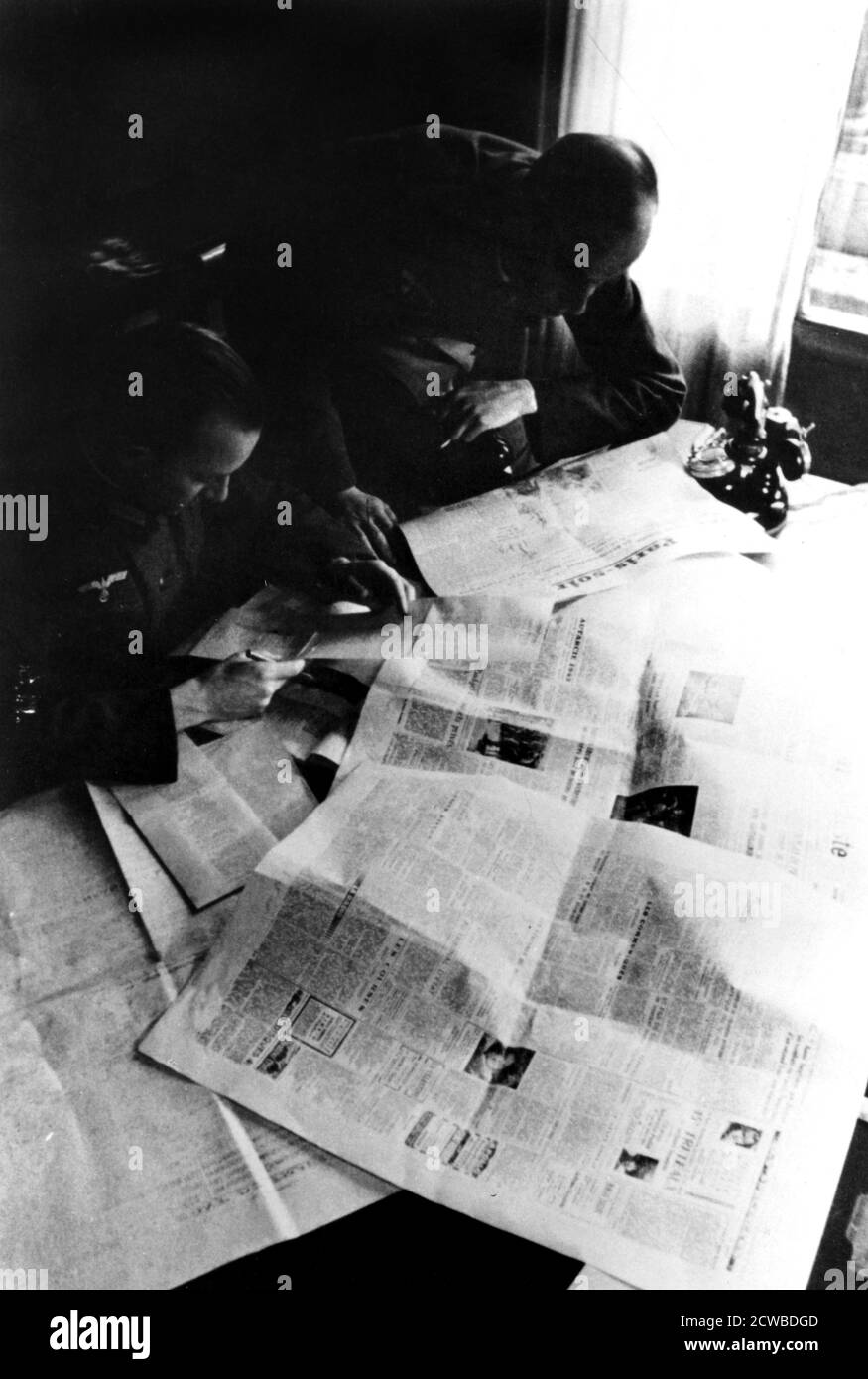 Censura tedesca della stampa francese, occupato Parigi, maggio 1944. Il fotografo è sconosciuto. Foto Stock