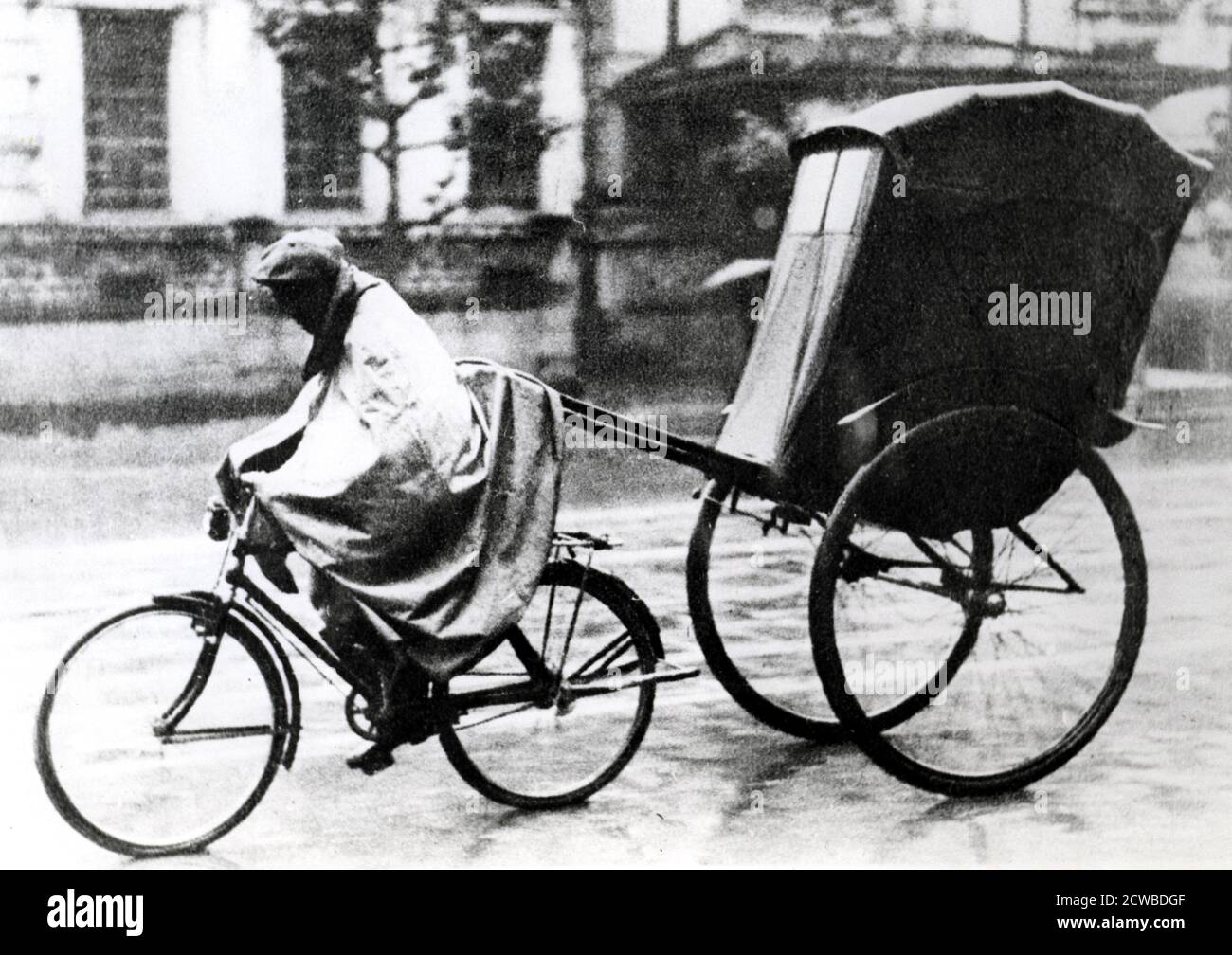 Taxi in bicicletta, Parigi occupata dalla Germania, 1940-1944. La benzina era in breve fornitura durante l'occupazione e ciò che era disponibile è andato ai tedeschi. Così il taxi in bicicletta, o taxi-velo, era una vista comune sulle strade di Parigi. Il fotografo è sconosciuto. Foto Stock
