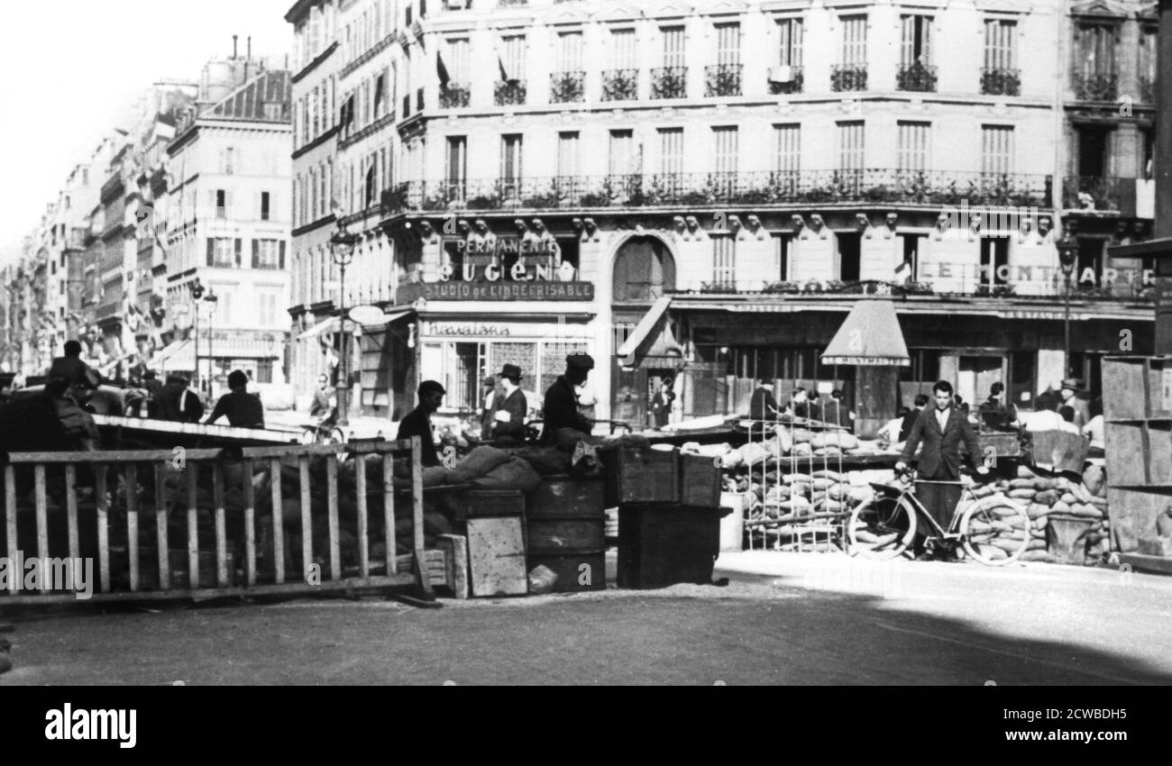 Barricata sulla Rue de Chateaudun, liberazione di Parigi, 1944 agosto. Mentre le forze alleate si avvicinarono a Parigi, i cittadini della città si mobilitarono per contribuire a portare a termine l'occupazione nazista. Il 18 agosto è stato convocato uno sciopero generale, sono state erette barricate e sono scoppiate schermaglie con truppe tedesche. Quando i tedeschi si arresero dopo che le truppe francesi libere entrarono nella città il 25 agosto, si stima che 1500 civili e membri della resistenza fossero stati uccisi. Il fotografo è sconosciuto. Foto Stock