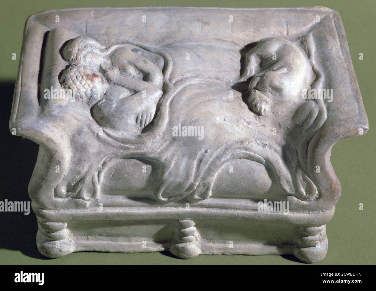 Gli amanti di Bordeaux', secolo 2 °-3 °. Una coppia gallo-romana si accarezza su un grande letto di tipo romano, sotto la relativa protezione di un cane che dorme ai piedi. L'artista è sconosciuto. Foto Stock