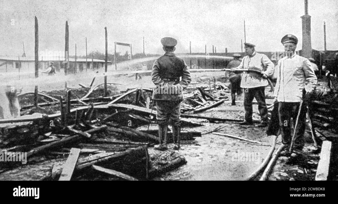 Un incendio ha danneggiato il campo di prigionia in Germania, prima guerra mondiale, 1915. Una stampa di le Pays de France, 26 agosto 1915. Il fotografo è sconosciuto. Foto Stock