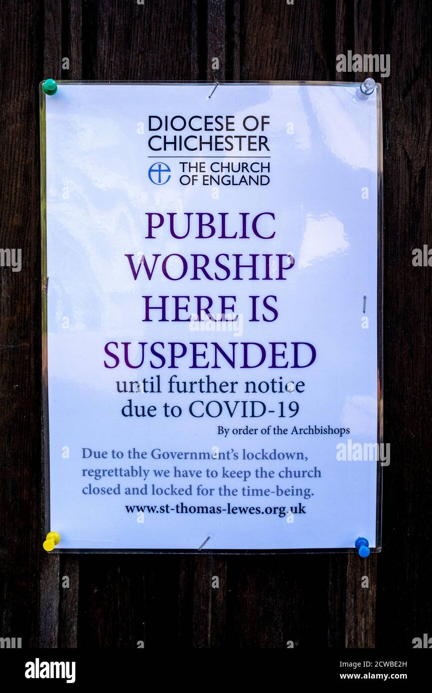 Un cartello del Covid 19 ‘Chiesa chiusa’ fissato A UNA porta della Chiesa, Lewes, Sussex orientale, Regno Unito. Foto Stock