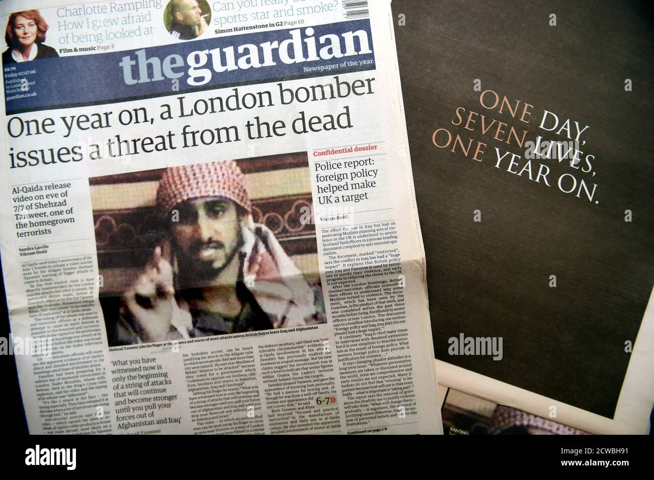 Le prime pagine dei giornali, un anno dopo i bombardamenti di Londra del 7 luglio 2005. Spesso indicato come 7/7, una serie di attentati terroristici islamici coordinati a Londra ha preso di mira i pendolari che viaggiano sul sistema di trasporto pubblico durante l'ora di punta del mattino. Oltre ai bombardieri, 52 residenti britannici di 18 diverse nazionalità sono stati uccisi e più di 700 sono stati feriti negli attacchi. Foto Stock