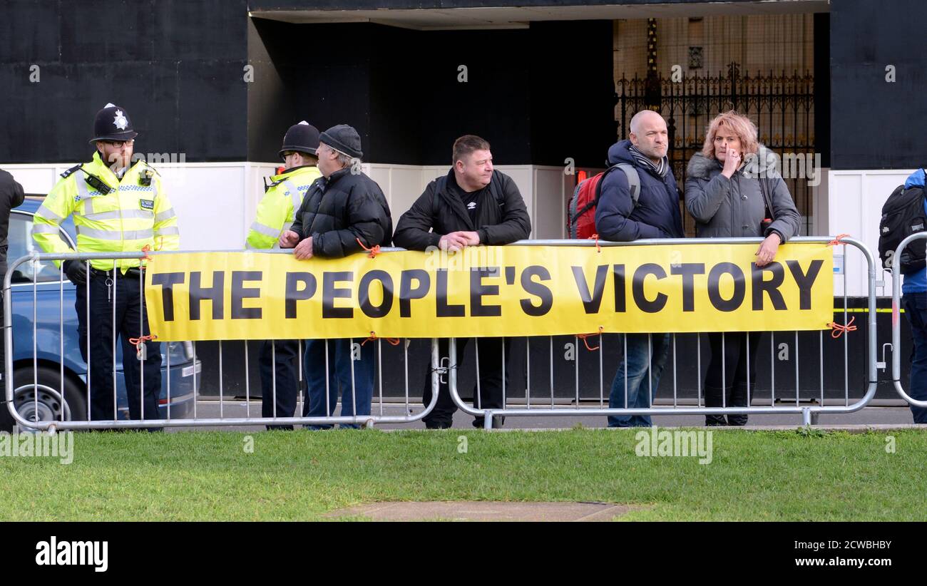 Fotografia dei sostenitori della Brexit fuori dal parlamento dopo le elezioni del 2019 Foto Stock