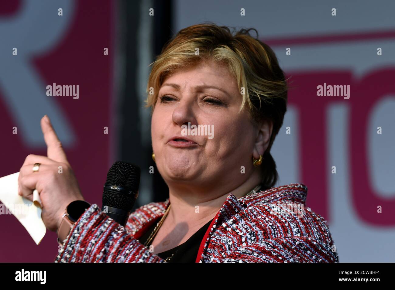 Fotografia di Emily Thornberry che parla alla manifestazione di voto del popolo. Emily Anne Thornberry (1960-) un politico britannico che ha servito nel gabinetto ombra di Jeremy Corbyn come segretario di Stato ombra per gli affari esteri e del Commonwealth dal 2016, e Shadow primo segretario di Stato dal 2017. È candidata per leader del Partito laburista alle elezioni di leadership del 2020 Foto Stock