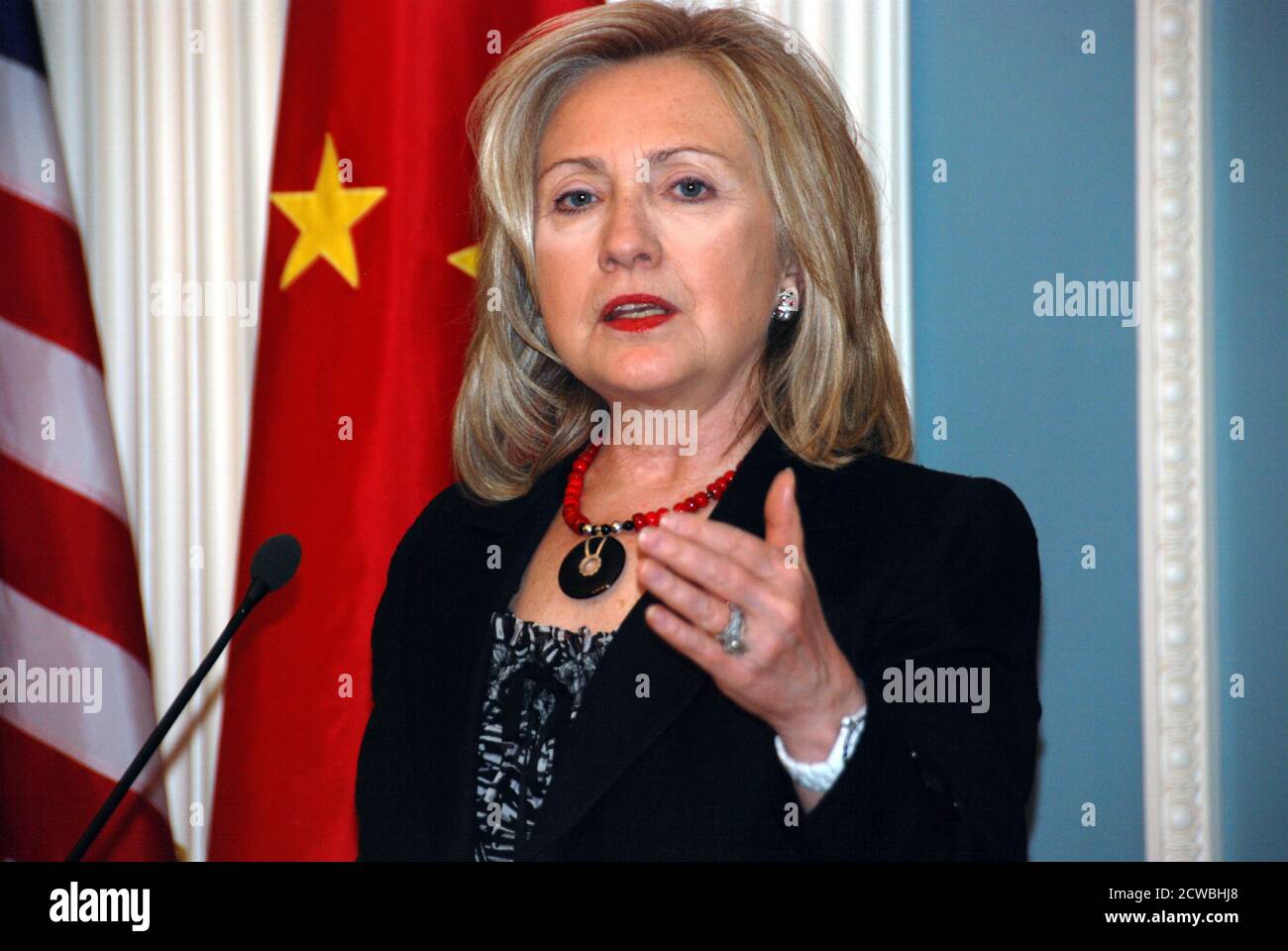 Fotografia di Hilary Clinton che parla come Segretario di Stato degli Stati Uniti. Hillary Diane Rodham Clinton (1947-) un politico, diplomatico, avvocato, scrittore e oratore pubblico americano. Foto Stock