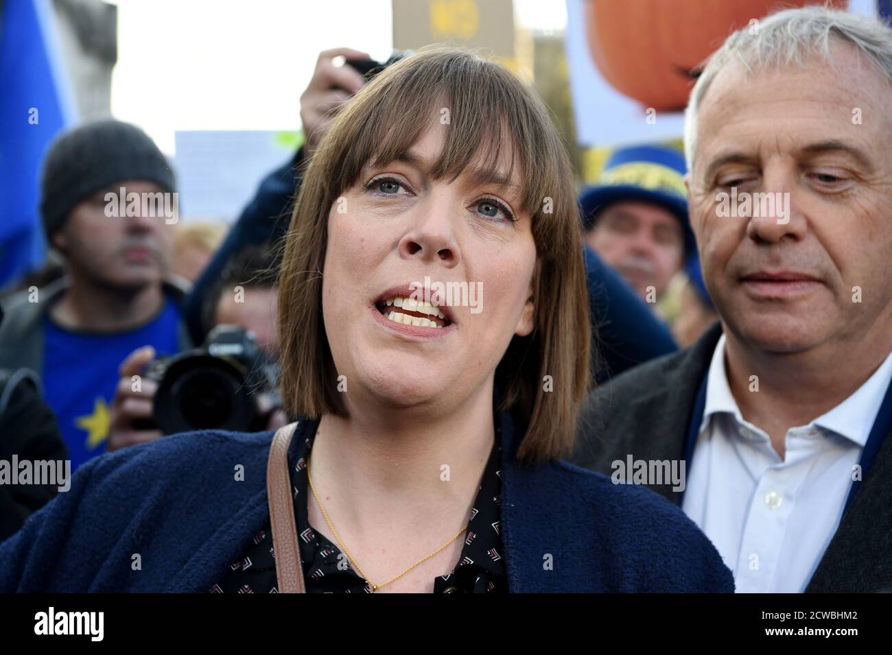 Fotografia di Jess Philips che parla a una marcia Pro-resta. Jessica Rose Phillips (1981-) un politico del Partito laburista britannico. È stata membro del Parlamento per Birmingham Yardley dalle elezioni generali del 2015. Foto Stock