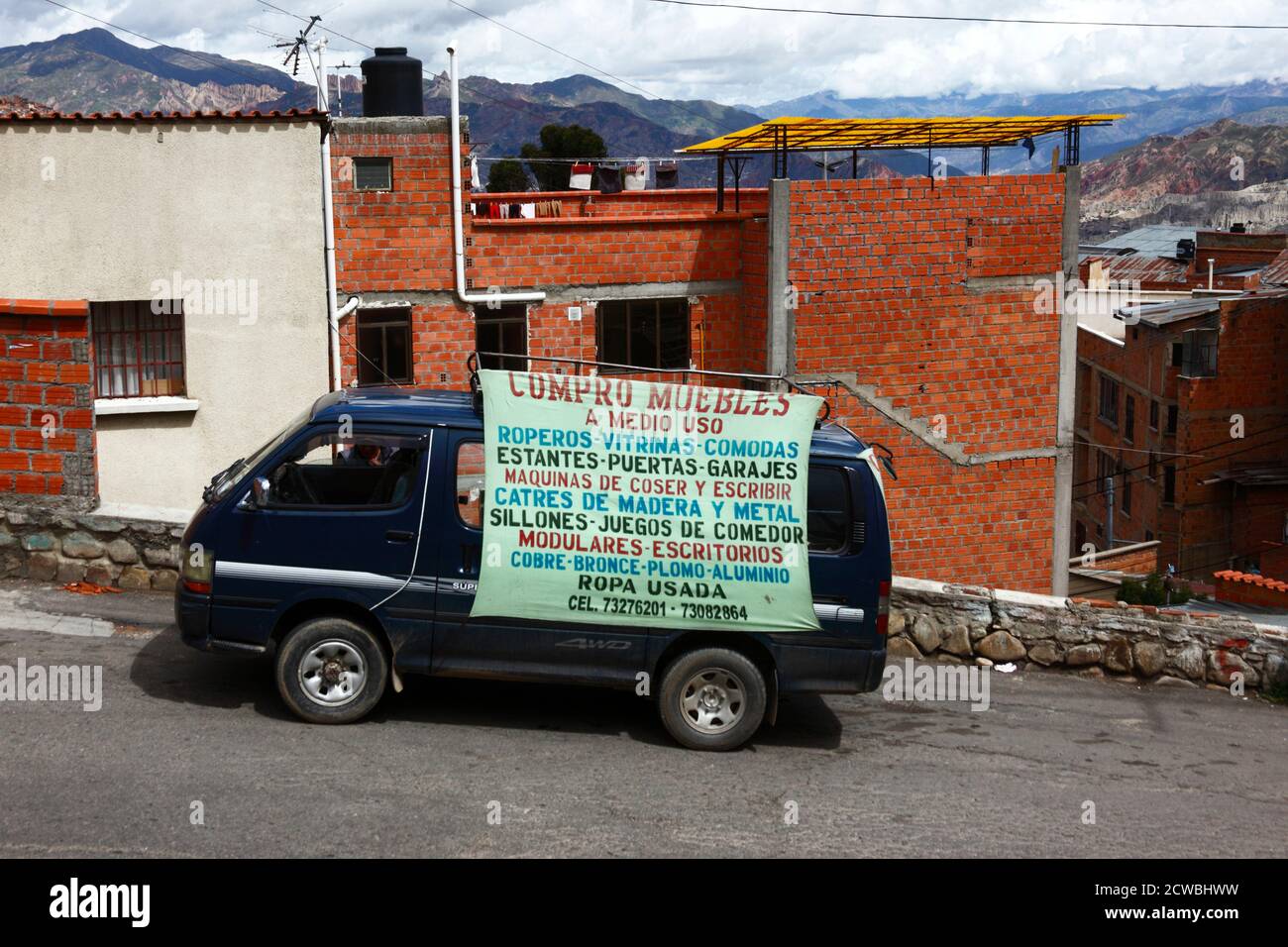 Rag-and-Bone minivan uomo con banner sul lato che offre per acquistare vecchi mobili, rottami di metallo, abbigliamento usato e altri oggetti indesiderati, la Paz, Bolivia Foto Stock