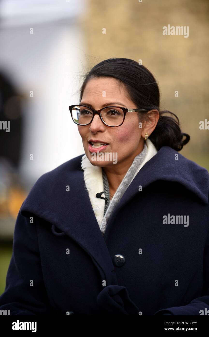 Fotografia di Priti Patel. Priti Sushil Patel (1972-) un politico britannico che è stato Segretario di Casa dal 2019 e membro del Parlamento per Witham dal 2010. Dal 2016 al 2017 è stata Segretario per lo sviluppo internazionale Foto Stock
